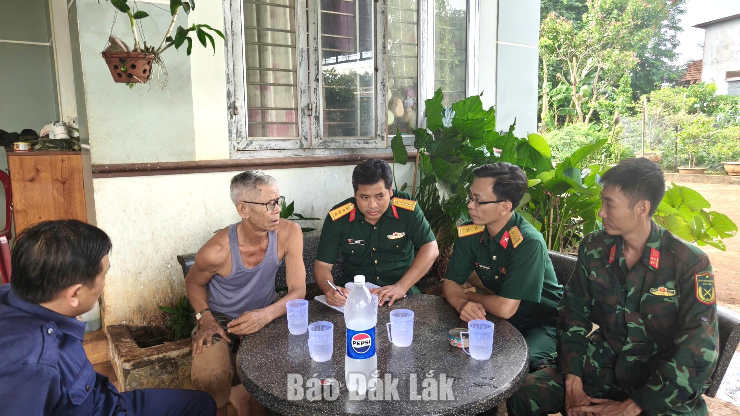 Cán bộ Ban Chỉ huy Quân sự xã Ea Nuôl khảo sát