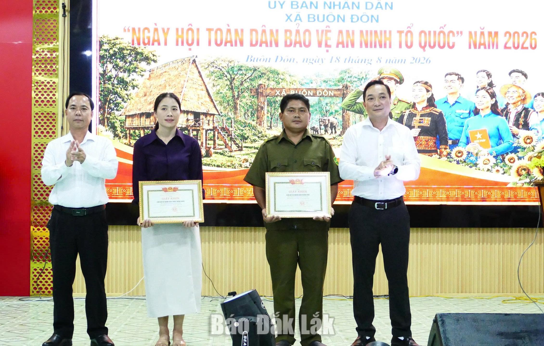 Lãnh đạo xã Buôn Đôn trao giấy khen tặng các tập thể