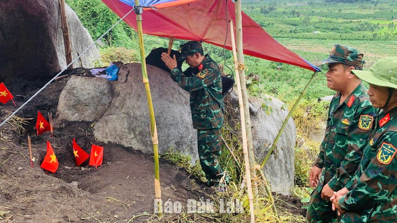 Các lực lượng tham gia tìm kiếm mộ liệt sĩ tại núi Cư Jú, xã Cư Pui.