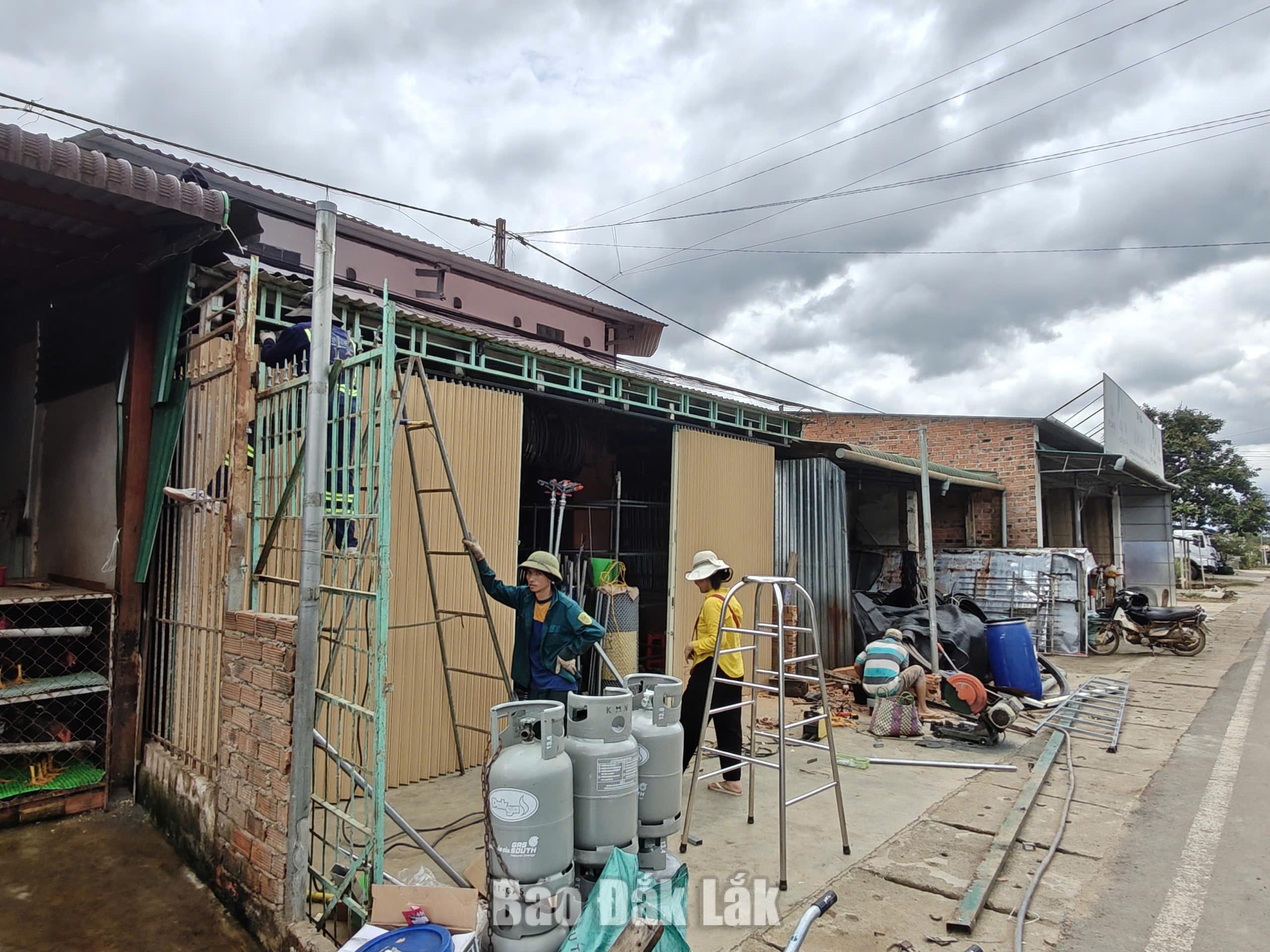 Các hộ kinh doanh tự tháo dỡ công trình cơi nới, trả lại hành lang giao thông sau khi được tuyên truyền, vận động.