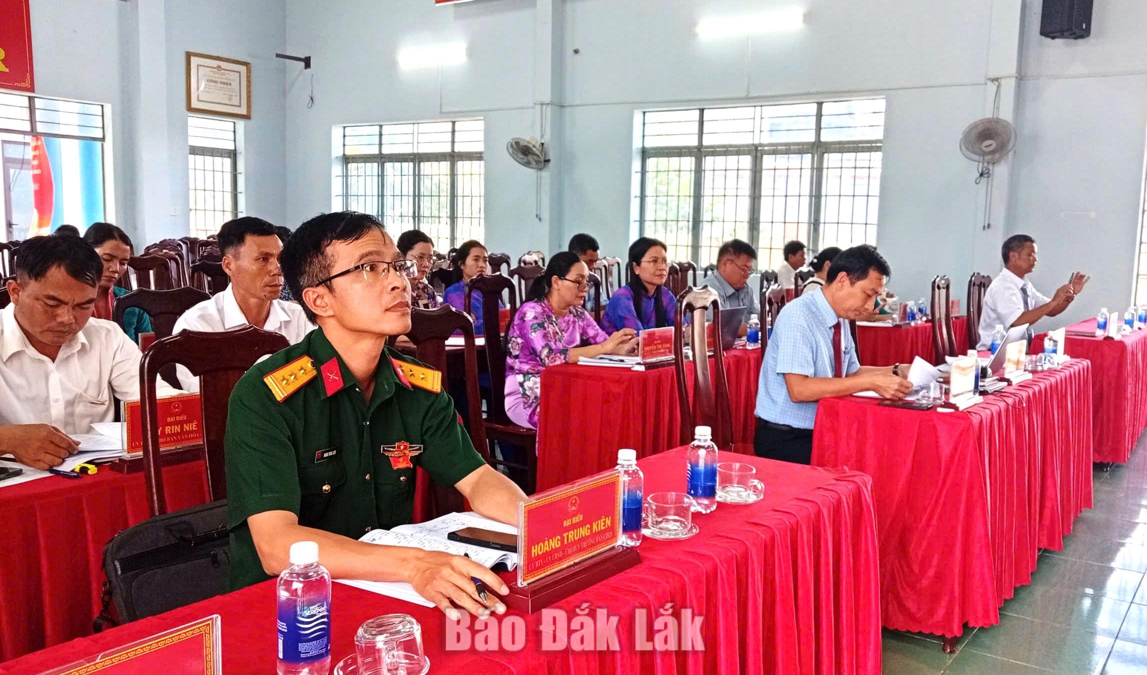 Đại biểu dự họp.