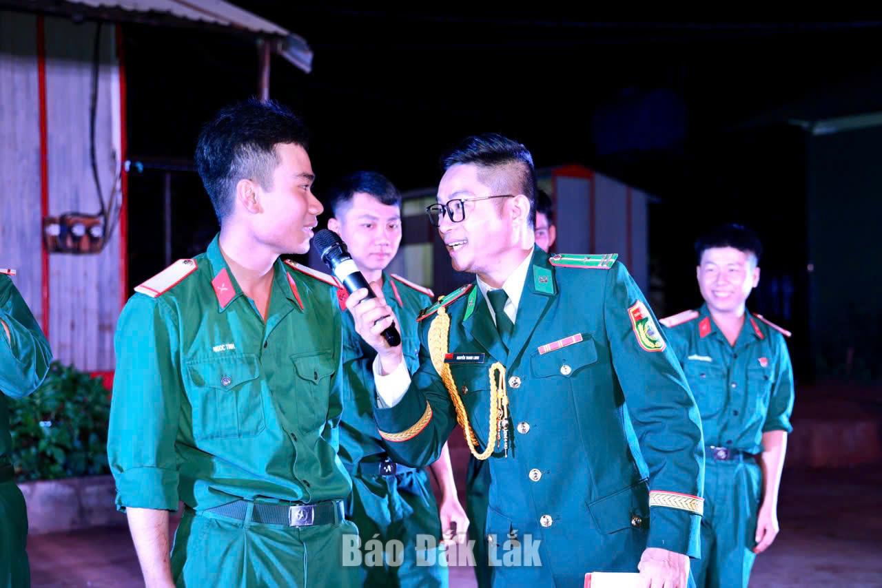 Giao lưu, tạo không khí vui tươi 