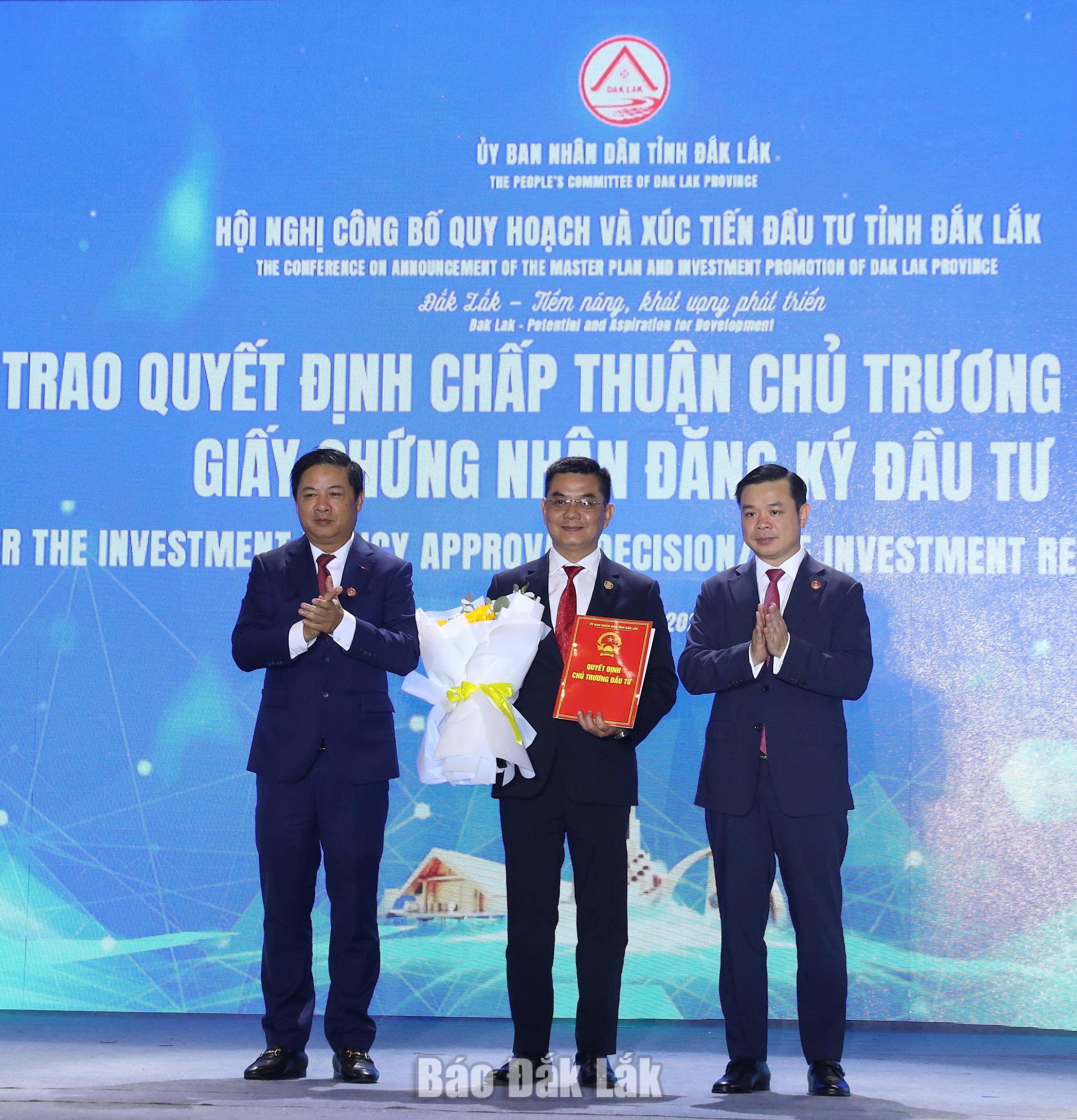 Comrade Luong Nguyen Minh Triet, Member of the Party Central Committee, Secretary of the Provincial Party Committee, along with comrade Do Huu Huy, Alternate Member of the Party Central Committee, PPC Chairman, presenting the decision approving the investment policy at the Dak Lak Province Planning Announcement and Investment Promotion Conference held in June 2026.