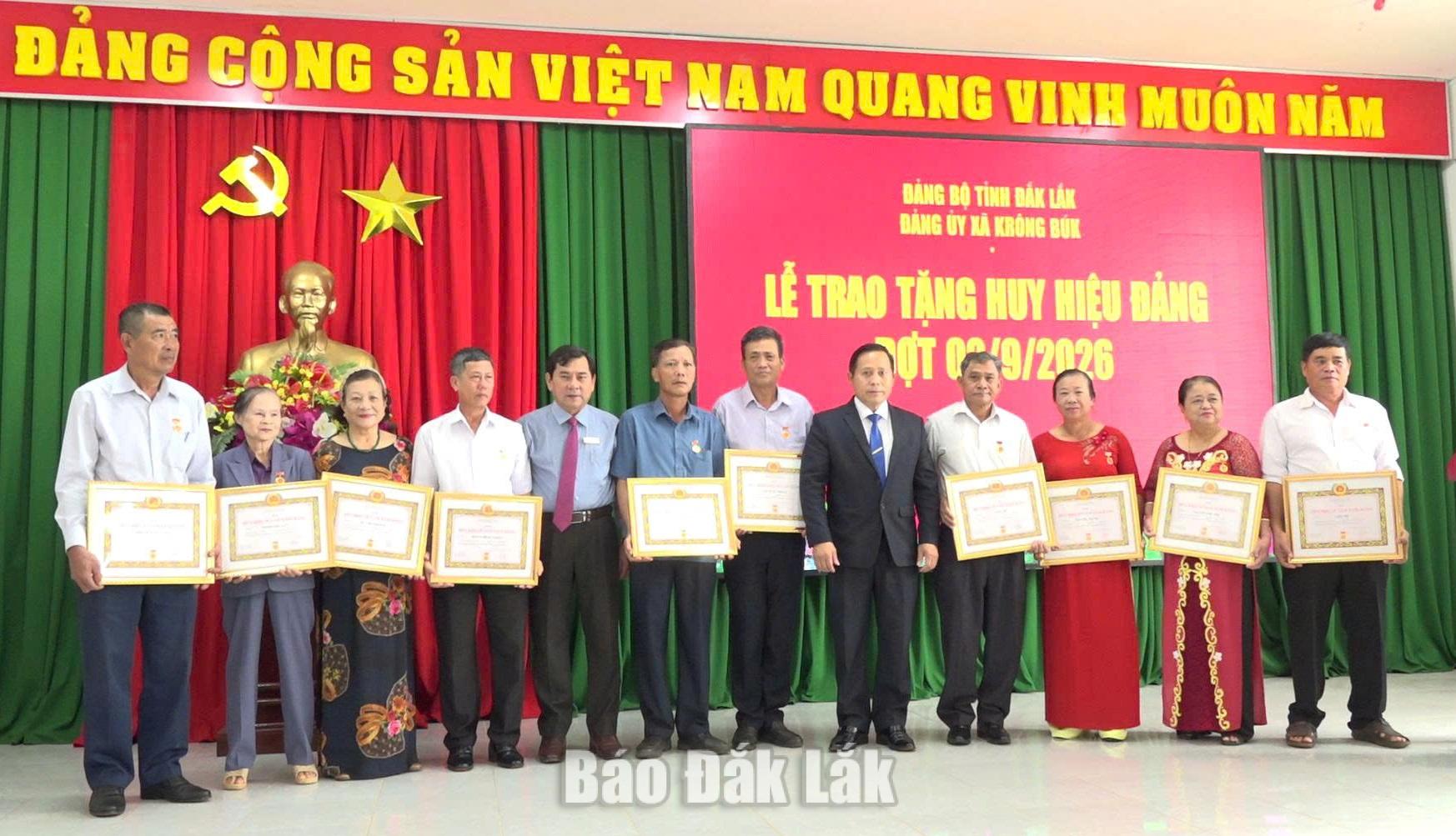 Lãnh đạo xã Krông Búk trao tặng Huy hiệu Đảng cho các đảng viên.