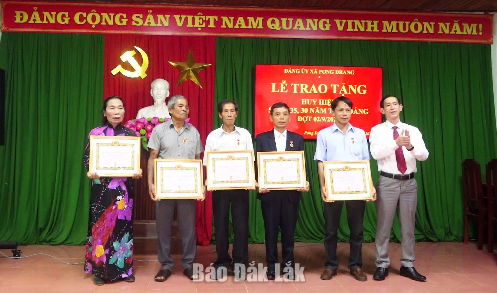 Lãnh đạo xã Pơng Drang trao tặng Huy hiệu Đảng cho các đảng viên.