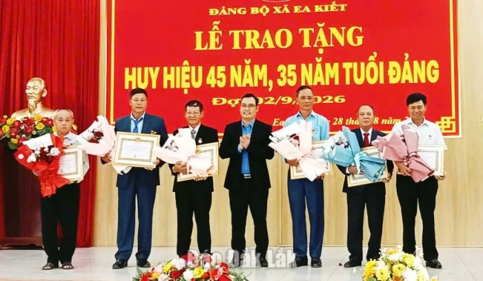 Đảng ủy xã Ea Kiết trao Huy hiệu Đảng cho 20 đảng viên