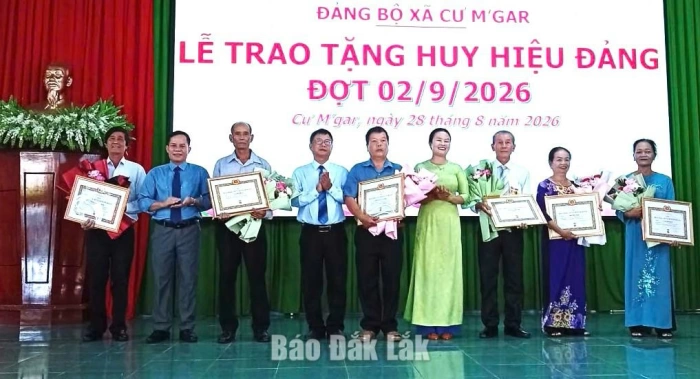 Đảng bộ xã Cư M'gar trao 23 Huy hiệu Đảng đợt 2/9