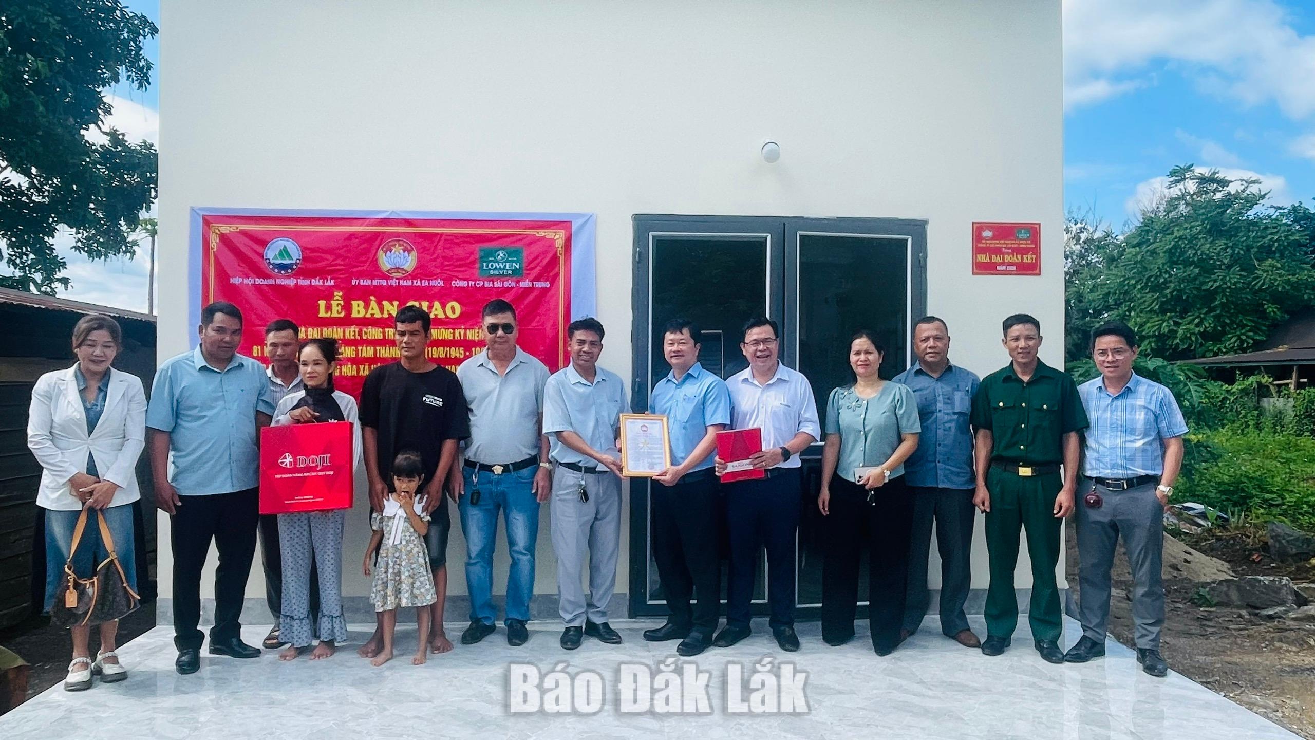 bàn giao nhà cho gđ ông Y Nân Hđơk