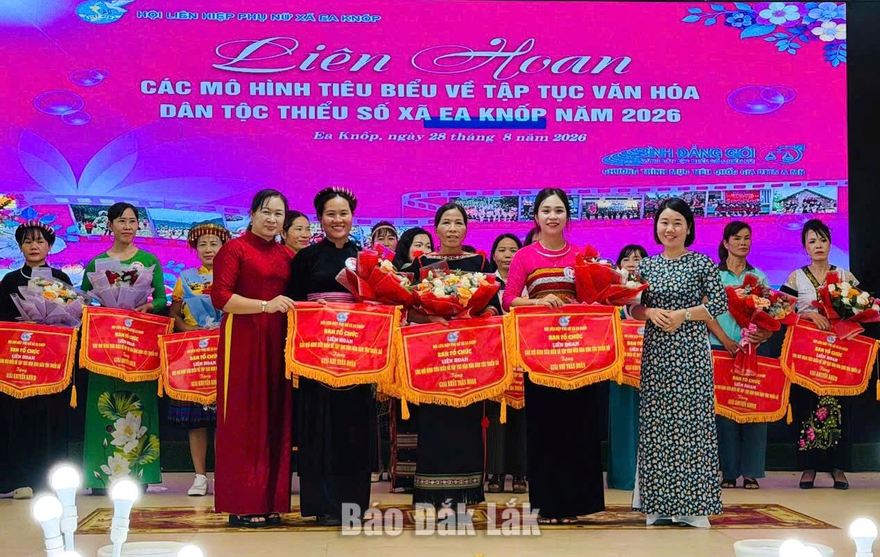 Ban tổ chức liên hoan trao giải Nhất, Nhì toàn đoàn cho các đơn vị.