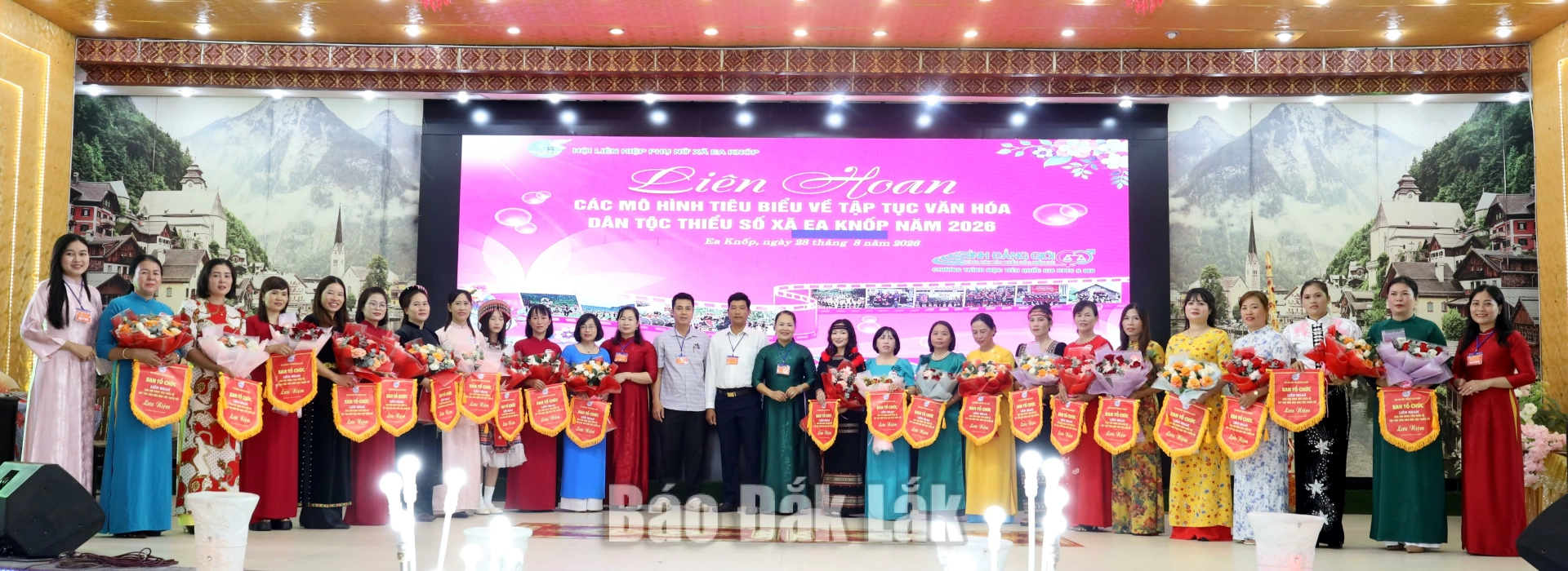 Ban tổ chức, Ban giám khảo trao cơ lưu niệm, hoa cho các đội thi.