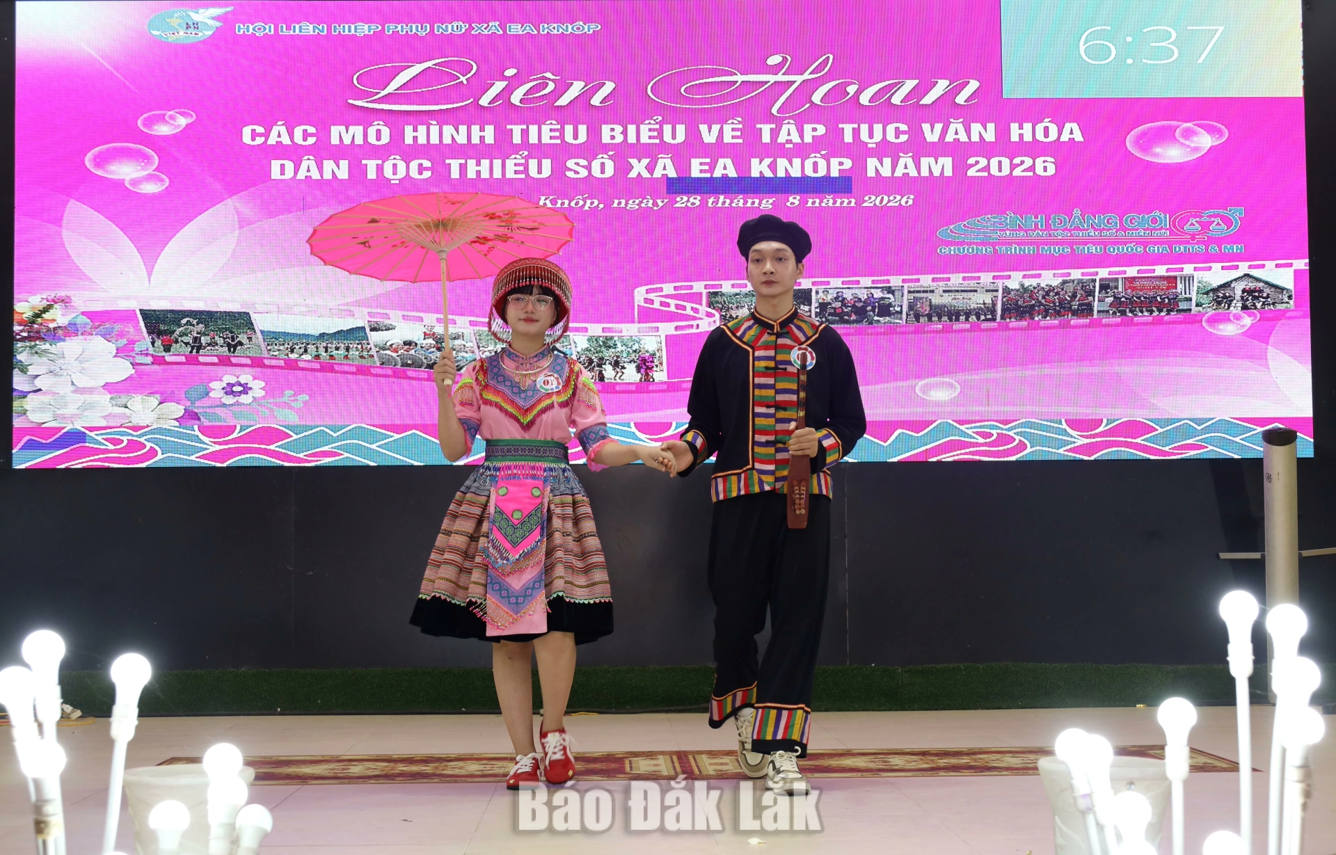 Phần thi trình diễn trang phục dân tộc tại liên hoan.