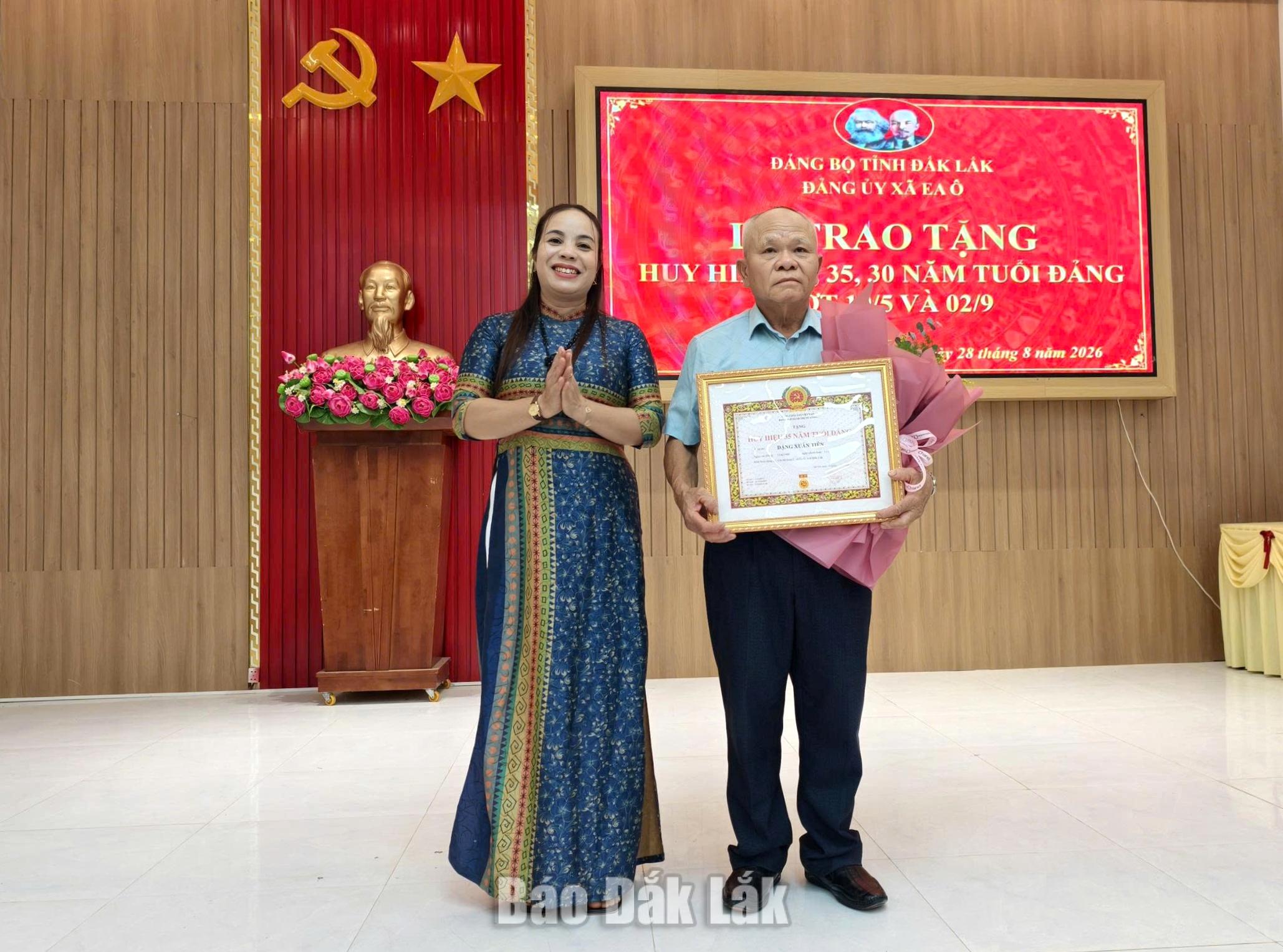 Đồng chí H Nan Byă, Bí thư Đảng ủy, Chủ tịch HĐND xã Ea Ô trao tặng Huy hiệu 35 năm tuổi Đảng cho đảng viên.