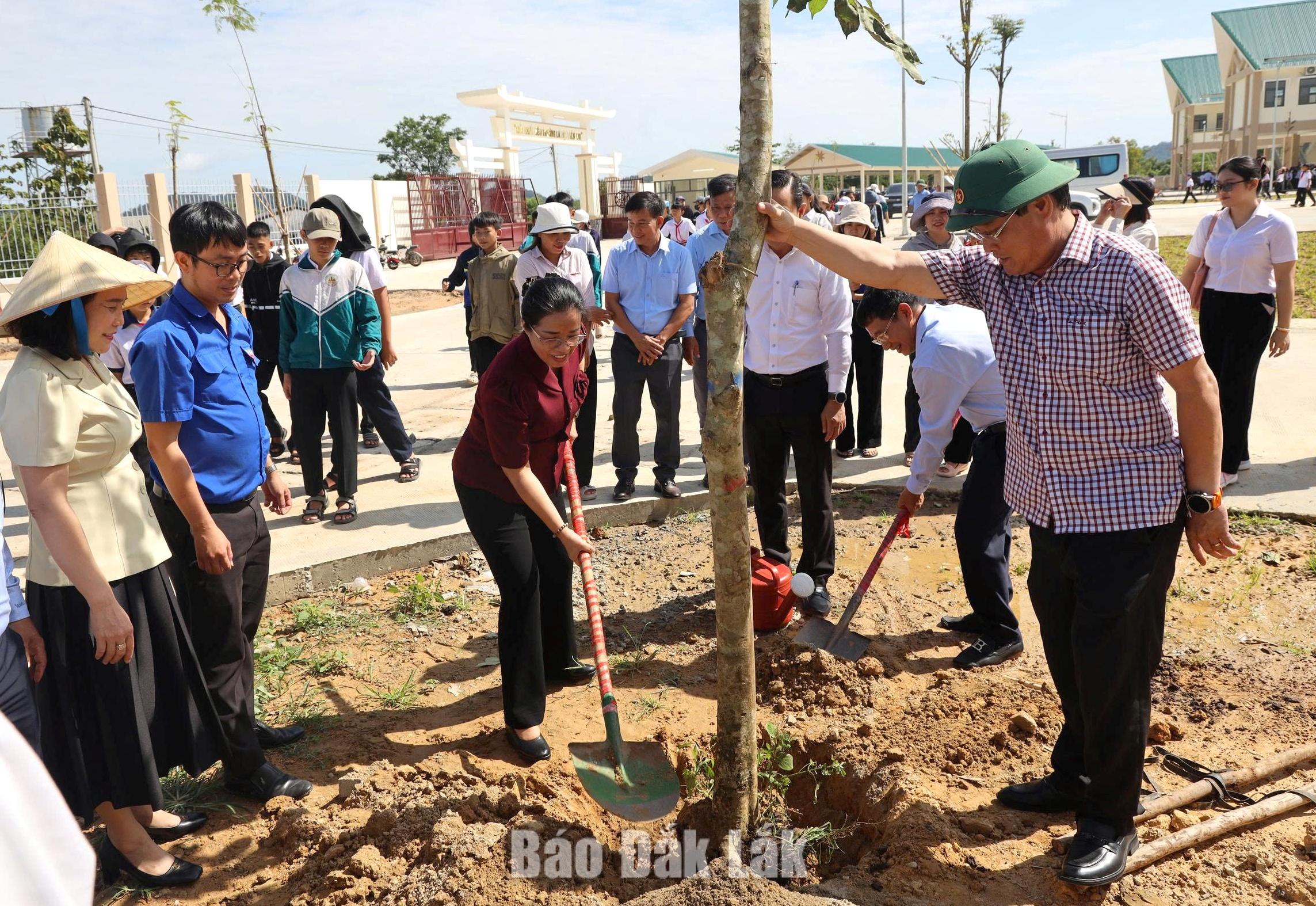 Đồng chí Huỳnh Thị Chiến Hòa, Phó Bí thư Tỉnh ủy cùng các đồng chí trong đoàn công tác trồng cây xanh tại Trường nội trú liên cấp Tiểu học và THCS xã Buôn Đôn.