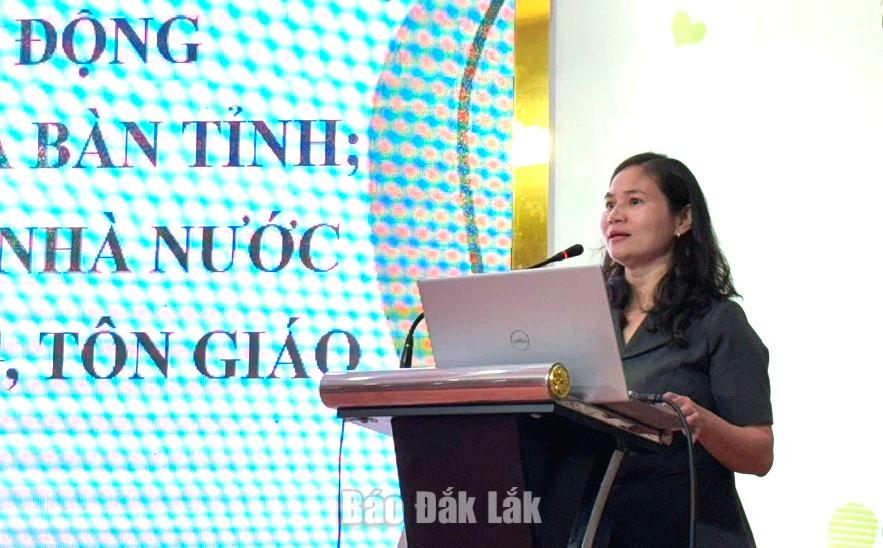 Phó Giám đốc Sở Dân tộc và Tôn giáo Lê Thị Thanh Bích phát biểu tại hội nghị tập huấn.