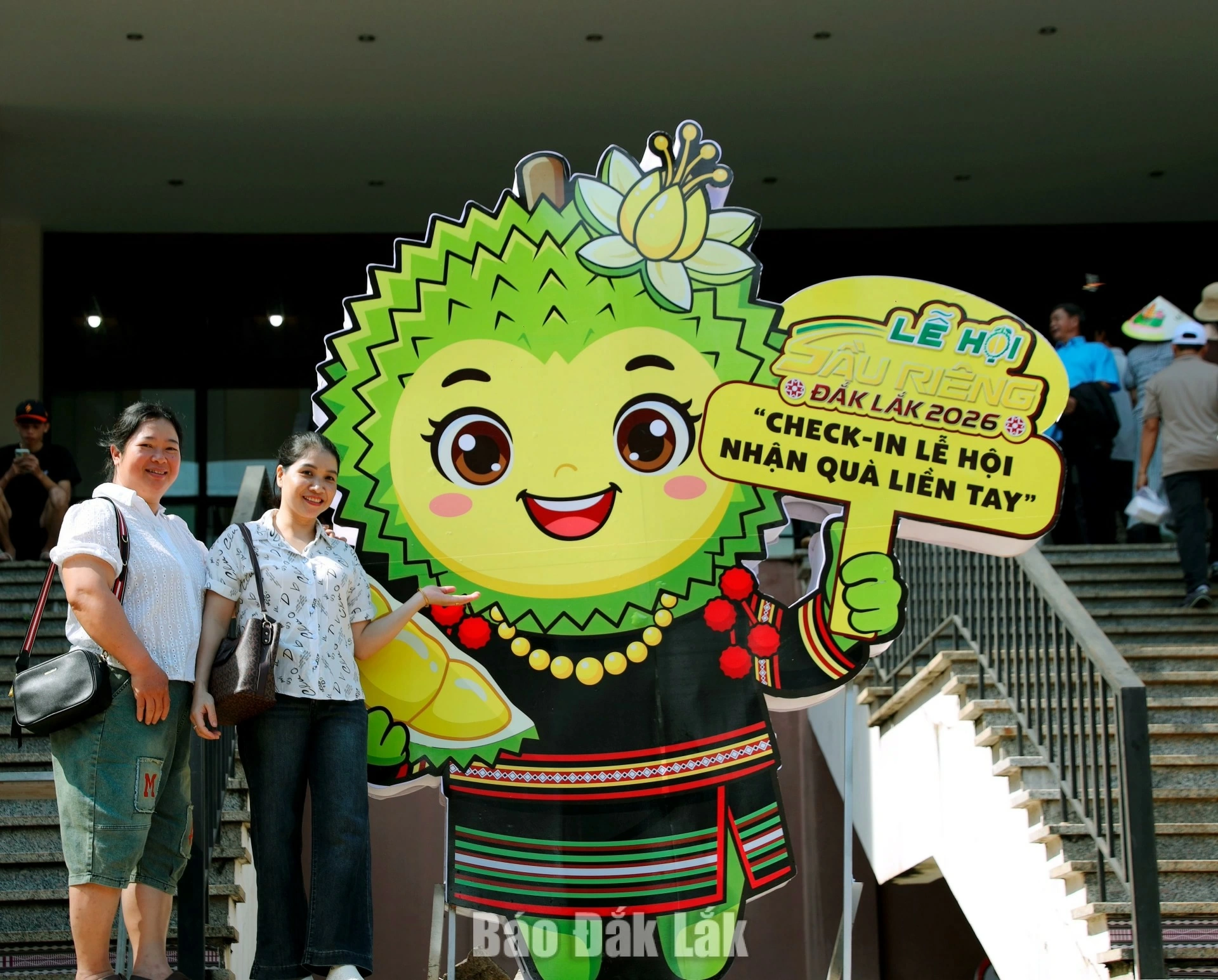 The Durian Festival offers an opportunity to promote the Dak Lak durian brand to people near and far, while showcasing the distinctive cultural heritage of ethnic minority communities to domestic along with international visitors. The closing ceremony, combined with an artistic programme celebrating the 81st National Day of the Socialist Republic of Viet Nam (September 2, 1945 - September 2, 2026), will take place at 8:00 p.m. on September 2, 2026, at Phu Yen Square in Tuy Hoa Ward.