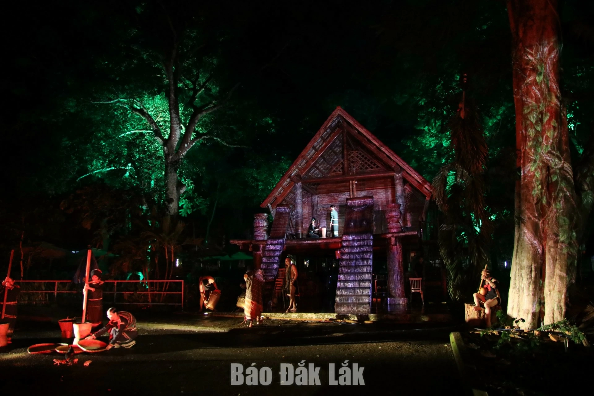 The “Memories of the Longhouse” live-action show offered a distinctive artistic portrayal of recreating the traditional Ede life, culture and longhouse living spaces in Dak Lak.