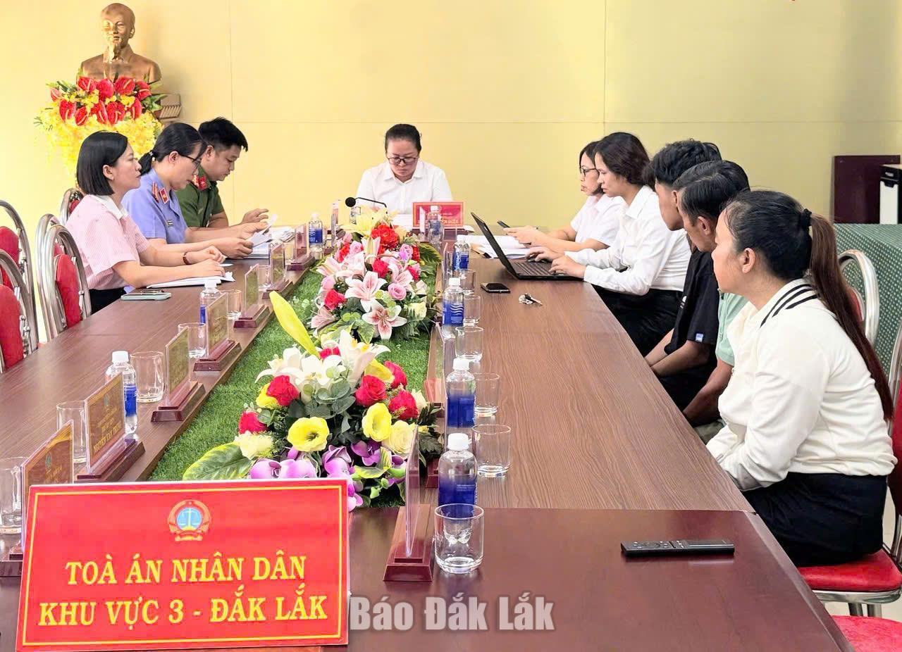 Các cơ quan chức năng mở phiên họp xem xét áp dụng biện pháp chuyển hướng đối với người chưa thành niên. Ảnh: Viện KSND tỉnh