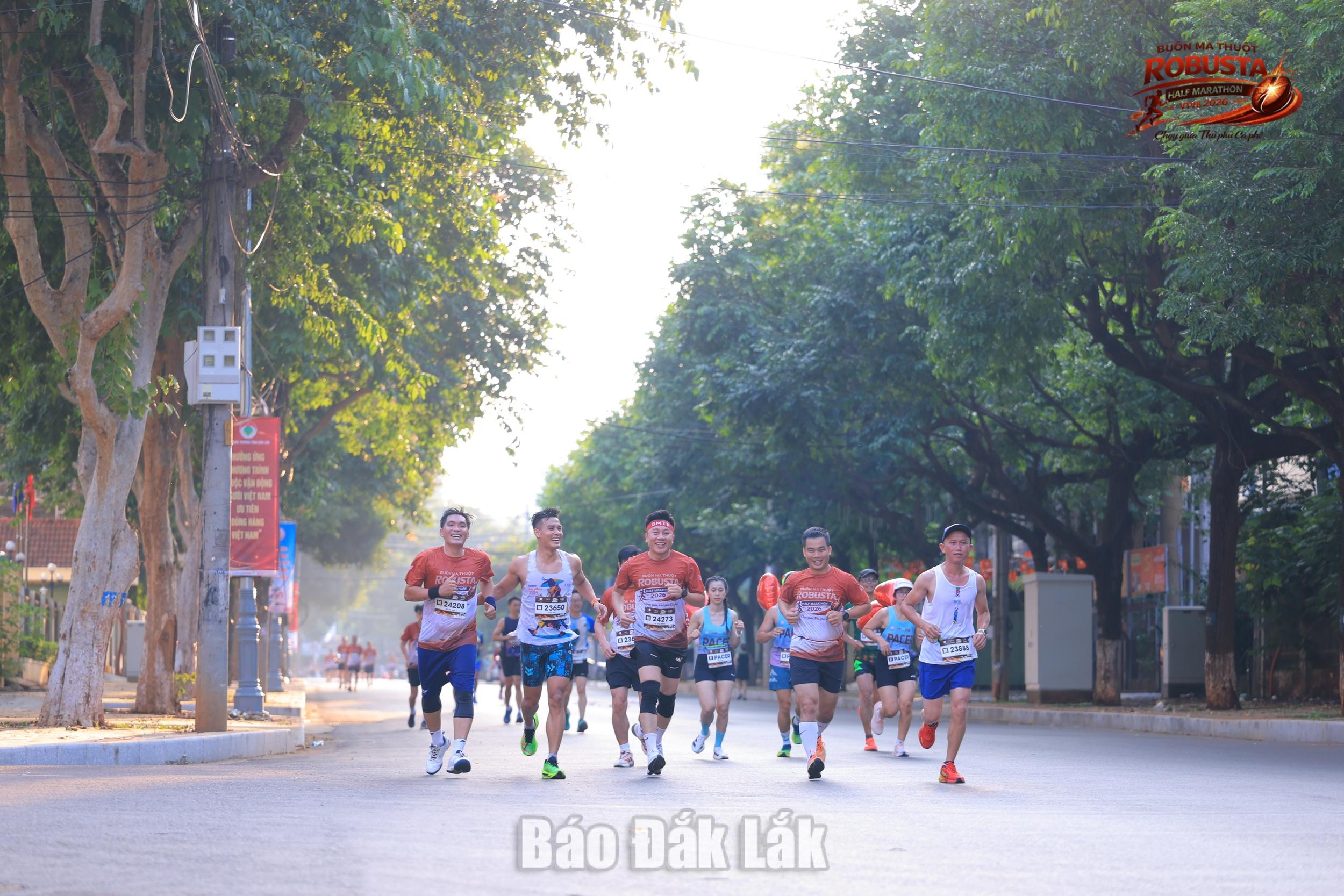 Duy trì lối sống năng động, tích cực học tập, rèn luyện ngay từ khi còn trẻ để chuẩn bị cho tuổi già khỏe mạnh. (Trong ảnh: Các vận động viên tham gia giải chạy Buôn Ma Thuột Robusta Half-marathon 2026). Ảnh: TBTC Buôn Ma Thuột Robusta Half-marathon 2026