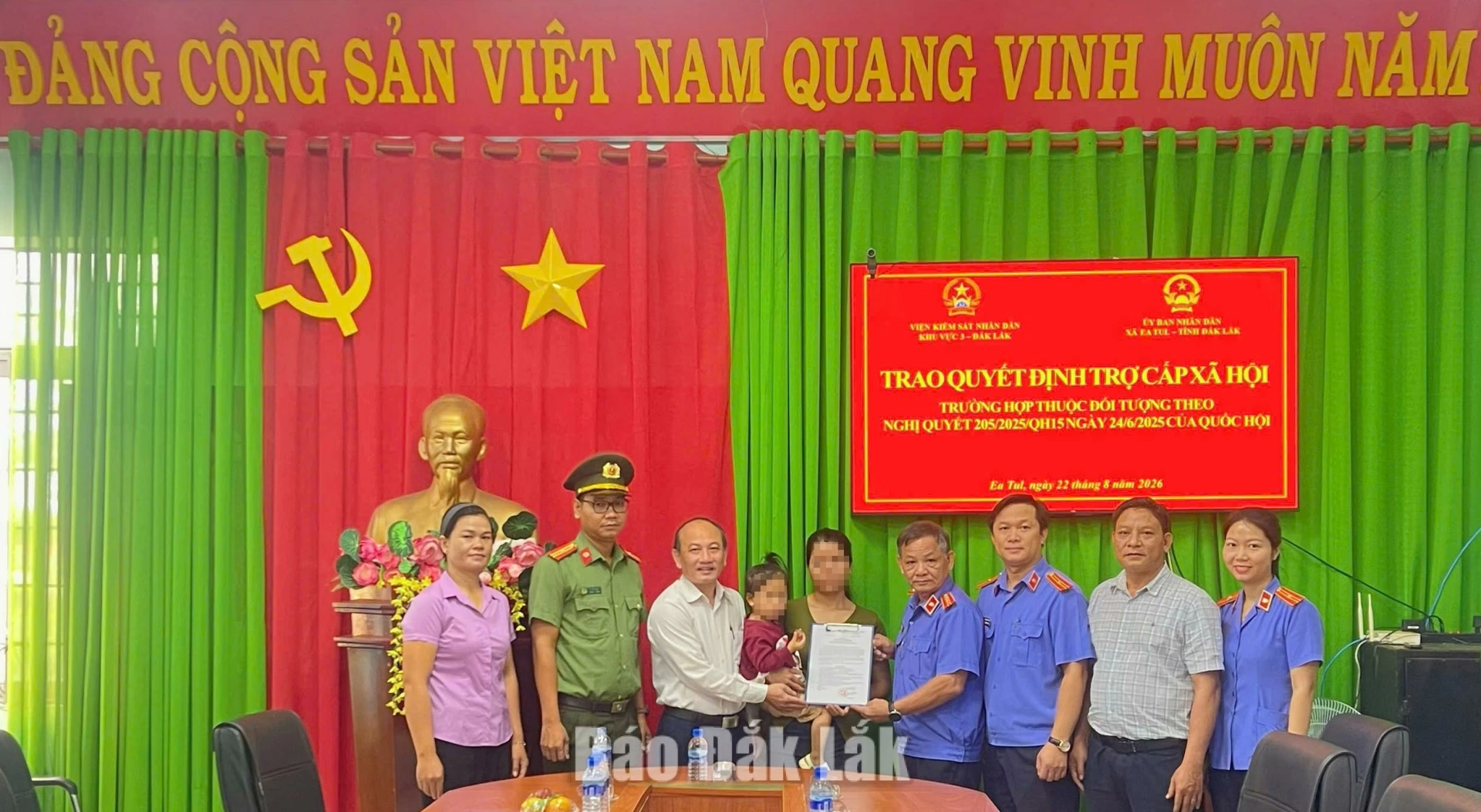 VKSND khu vực 3 và UBND xã Ea Tul trao Quyết định trợ cấp xã hội hằng tháng cho chị H Đem Niê