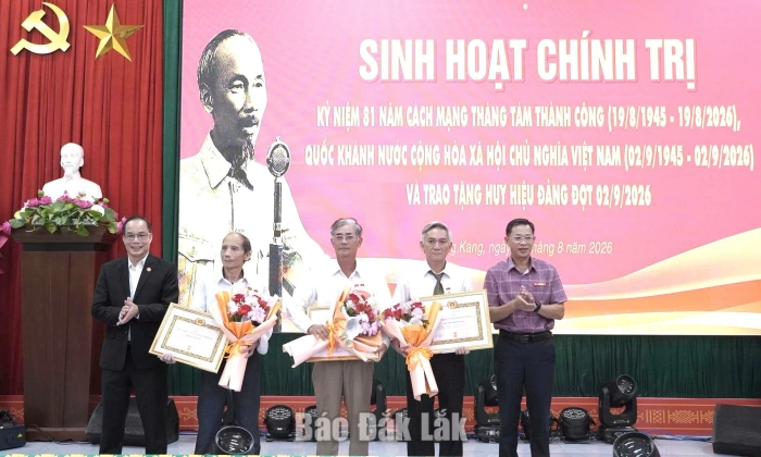 Xã Dang Kang tổ chức sinh hoạt chính trị và trao tặng Huy hiệu Đảng đợt 2/9