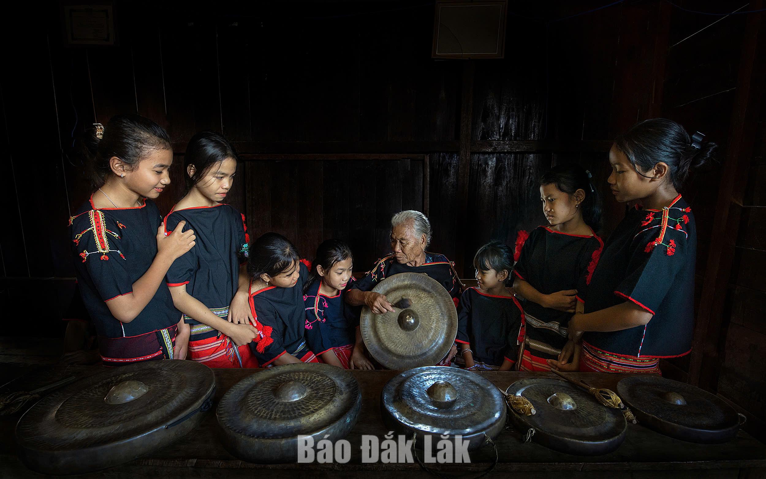 Ede artisan teaching gong performance to the younger generation in Dak Lak.