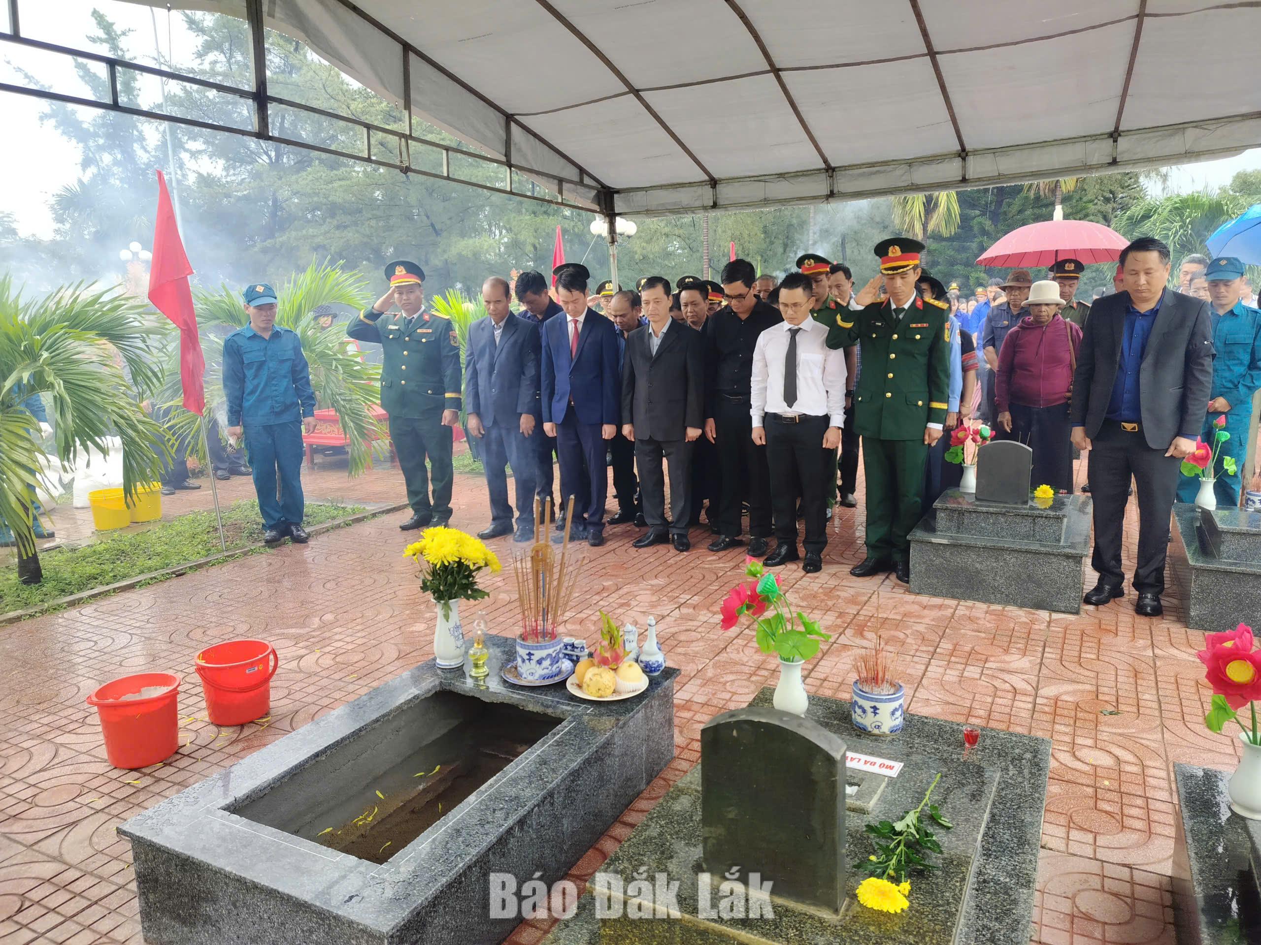 ủy tiễn đưa các liệt sĩ về nơi an nghỉ cuối cùng.