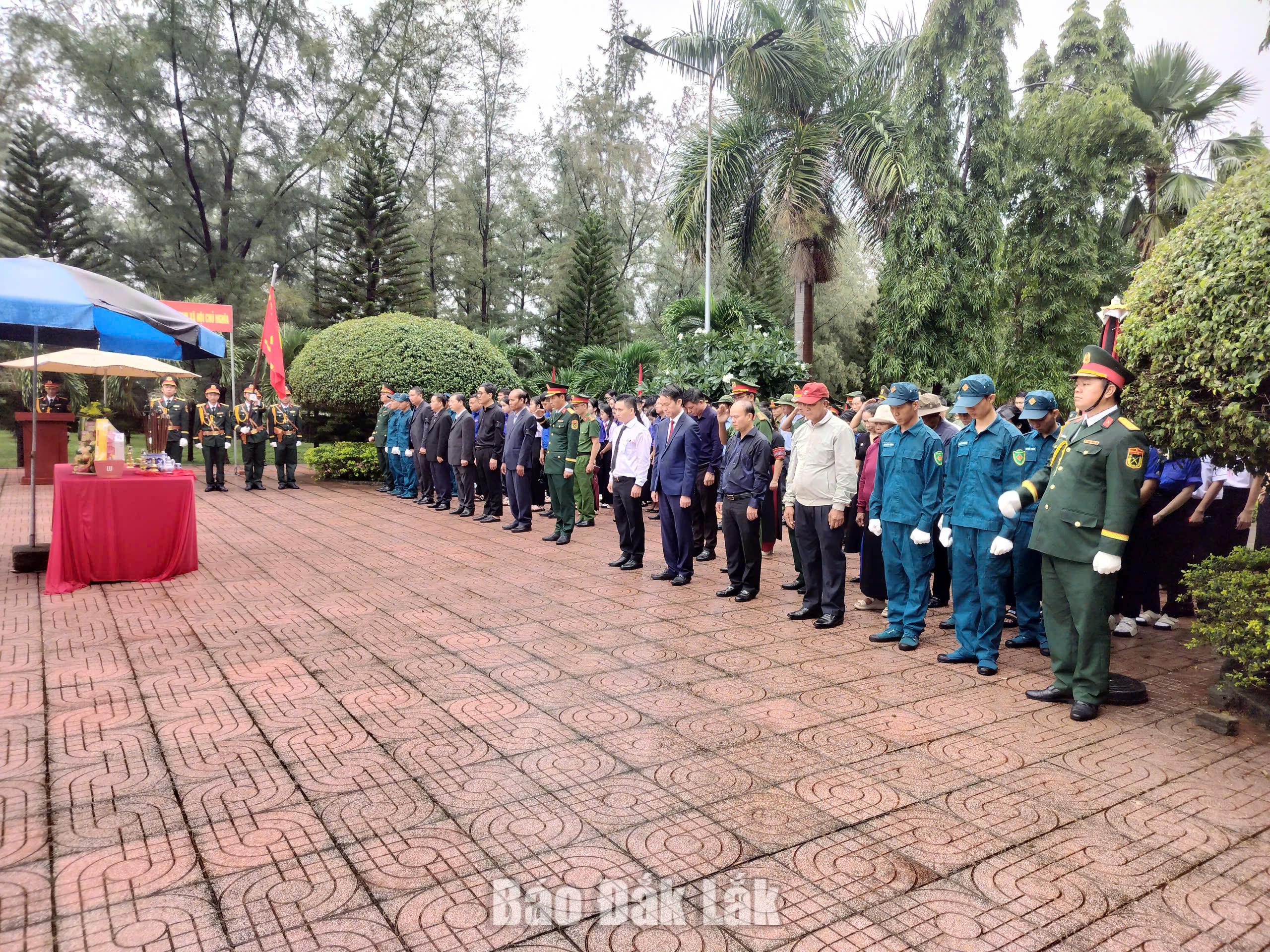 Đại biểu tham dự buổi lễ.