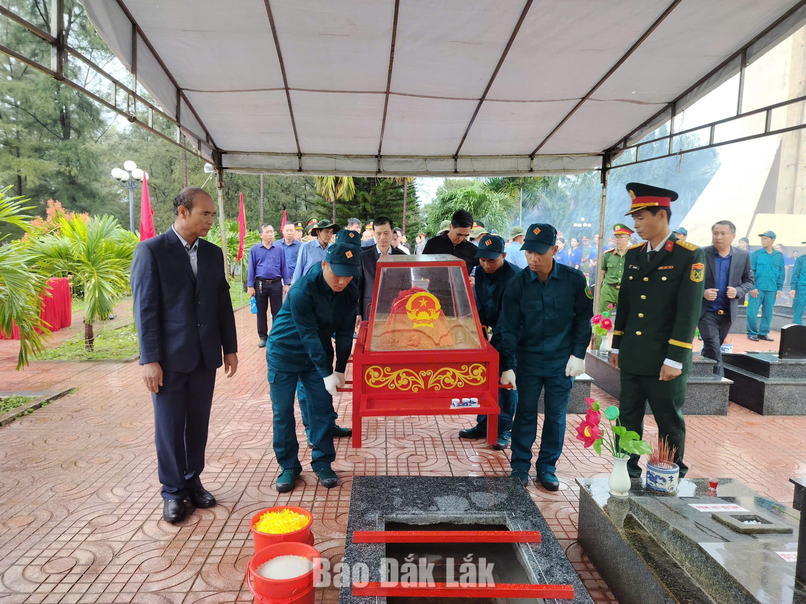 Các lực lượng thực hiện các nghi thức di chuyển hài cốt liệt sĩ ra vị trí an táng.