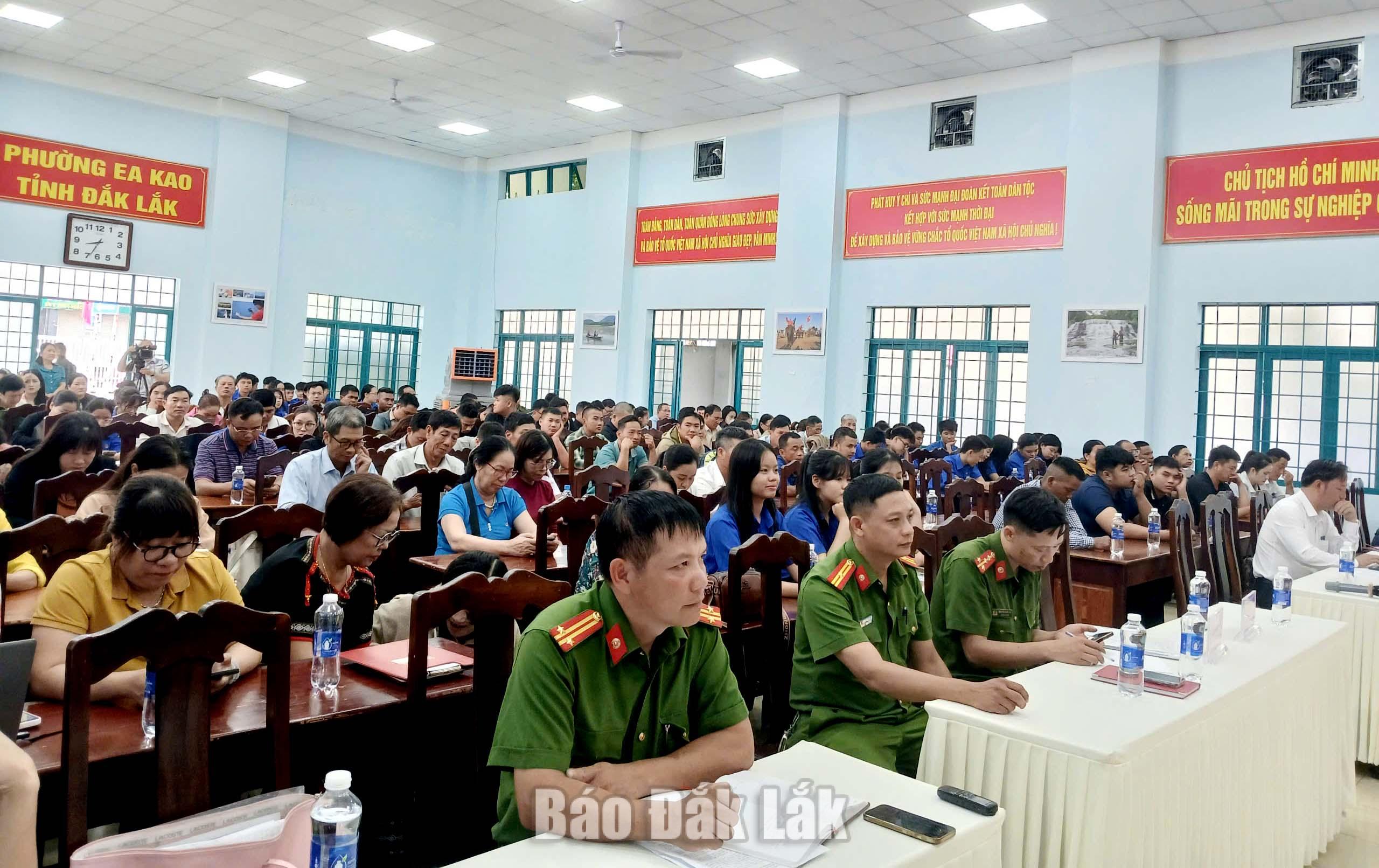 Công an phường Ea Kao tổ chức tuyên truyền pháp luật về phòng, chống ma túy và công tác hòa nhập cộng đồng năm 2026 cho cán bộ, người dân trên địa bàn. 