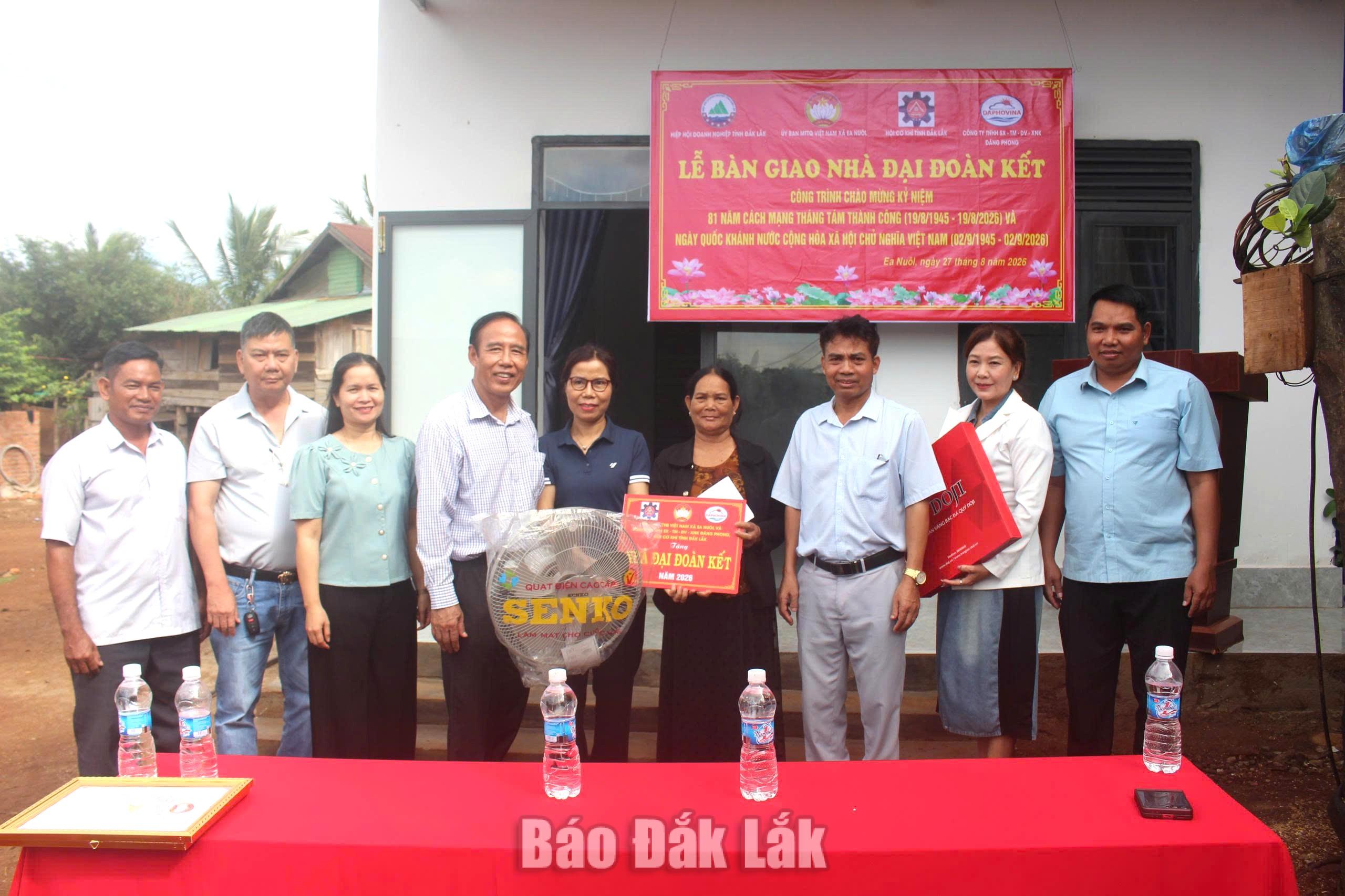 Bàn giao nhà ở cho gia đình bà H Siết Byă, buôn Niêng 1.