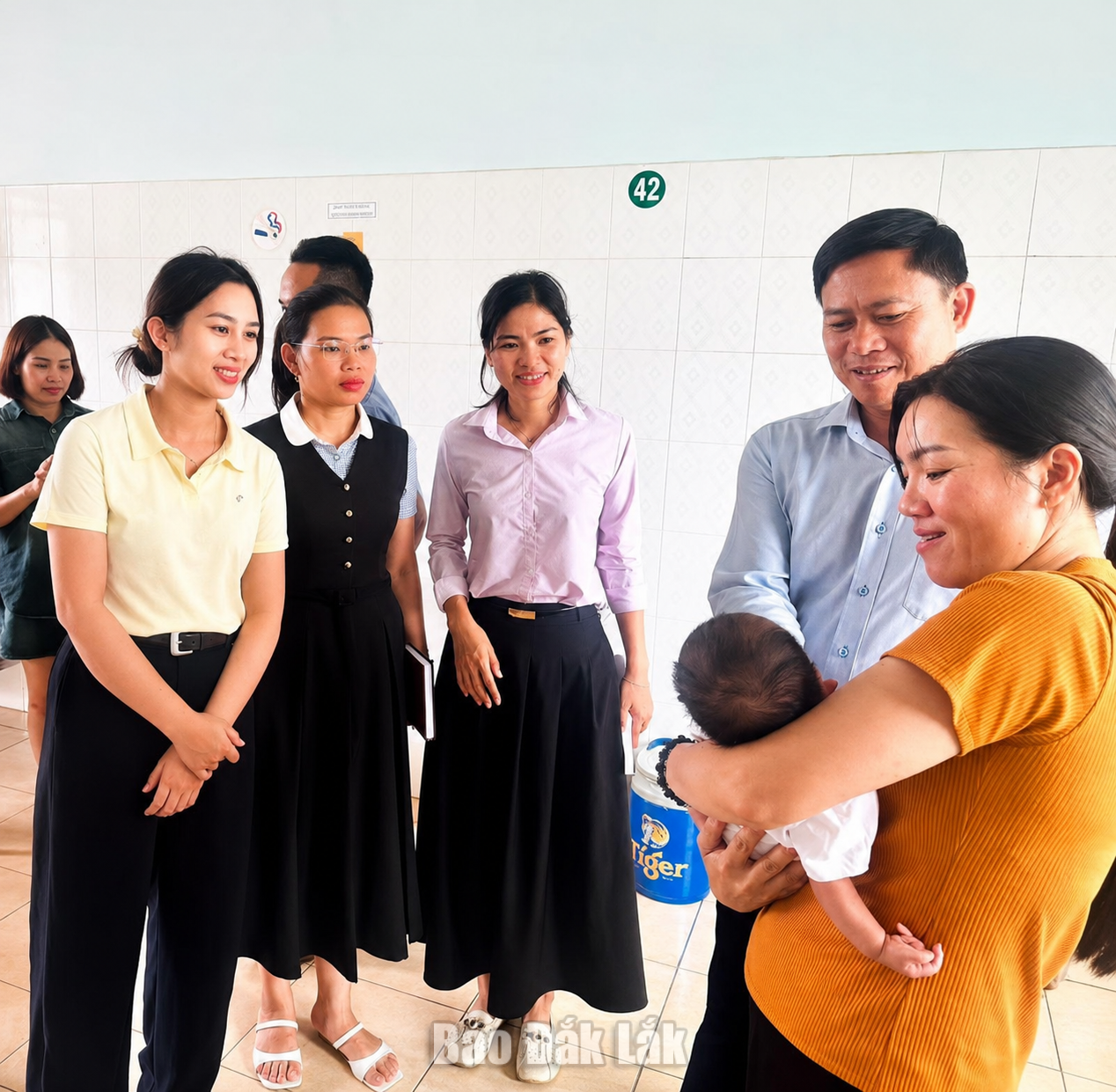 Ủy ban MTTQ xã Ea Ktur thăm và tặng quà trẻ sơ sinh bị bỏ rơi tại địa bàn.