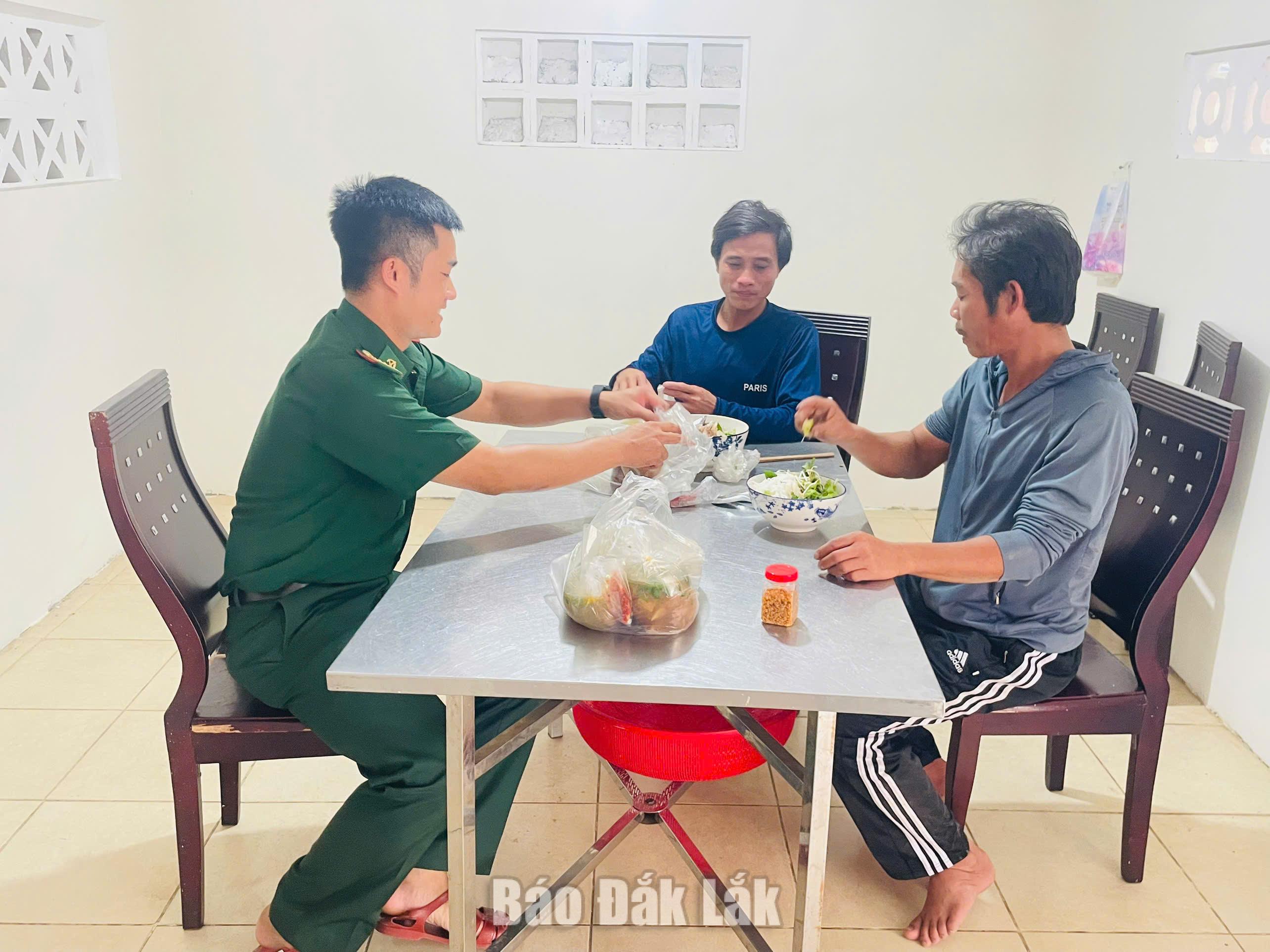 Các ngư dân gặp nạn được cán bộ, chiến sĩ Đồn Biên phòng Hòa Hiệp Nam bố trí nơi ăn nghỉ.