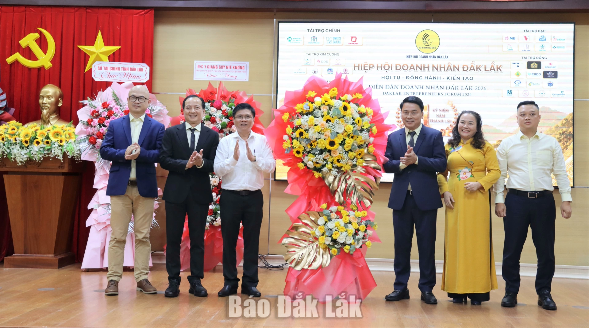 Đại diện lãnh đạo UBND tỉnh