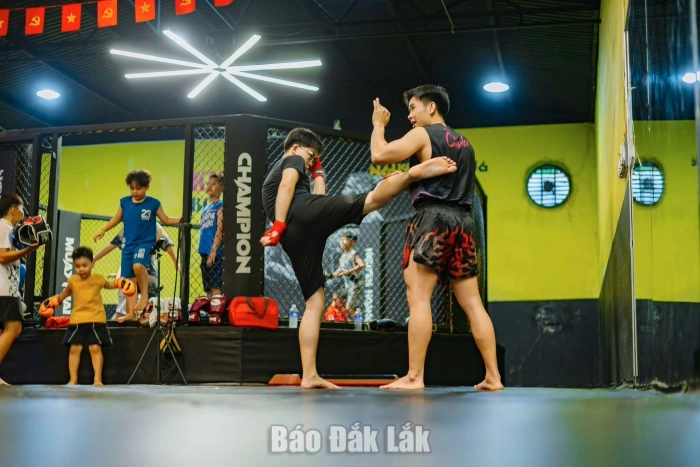 Cùng tập kick boxing với nhà vô địch SEA Games Nguyễn Hoàng