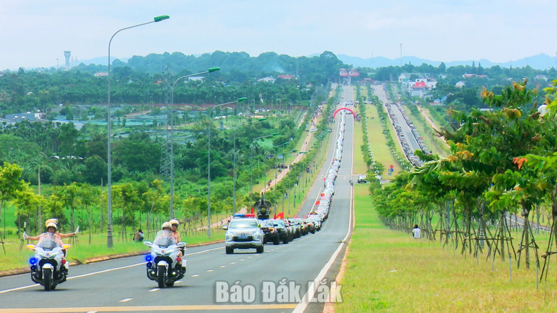 Dak Lak established the world record for the “Largest Parade of Fruit-Carrying Vehicles” on the morning of August 16, 2026, with 525 pickup trucks carrying durians as part of the festival.