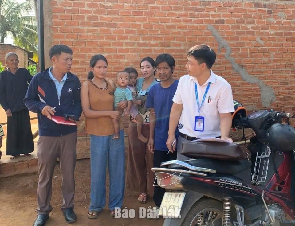 Thành viên tổ công tác rà soát nhu cầu đất ở, nhà ở của hộ đồng bào DTTS trên địa bàn xã Đắk Phơi.