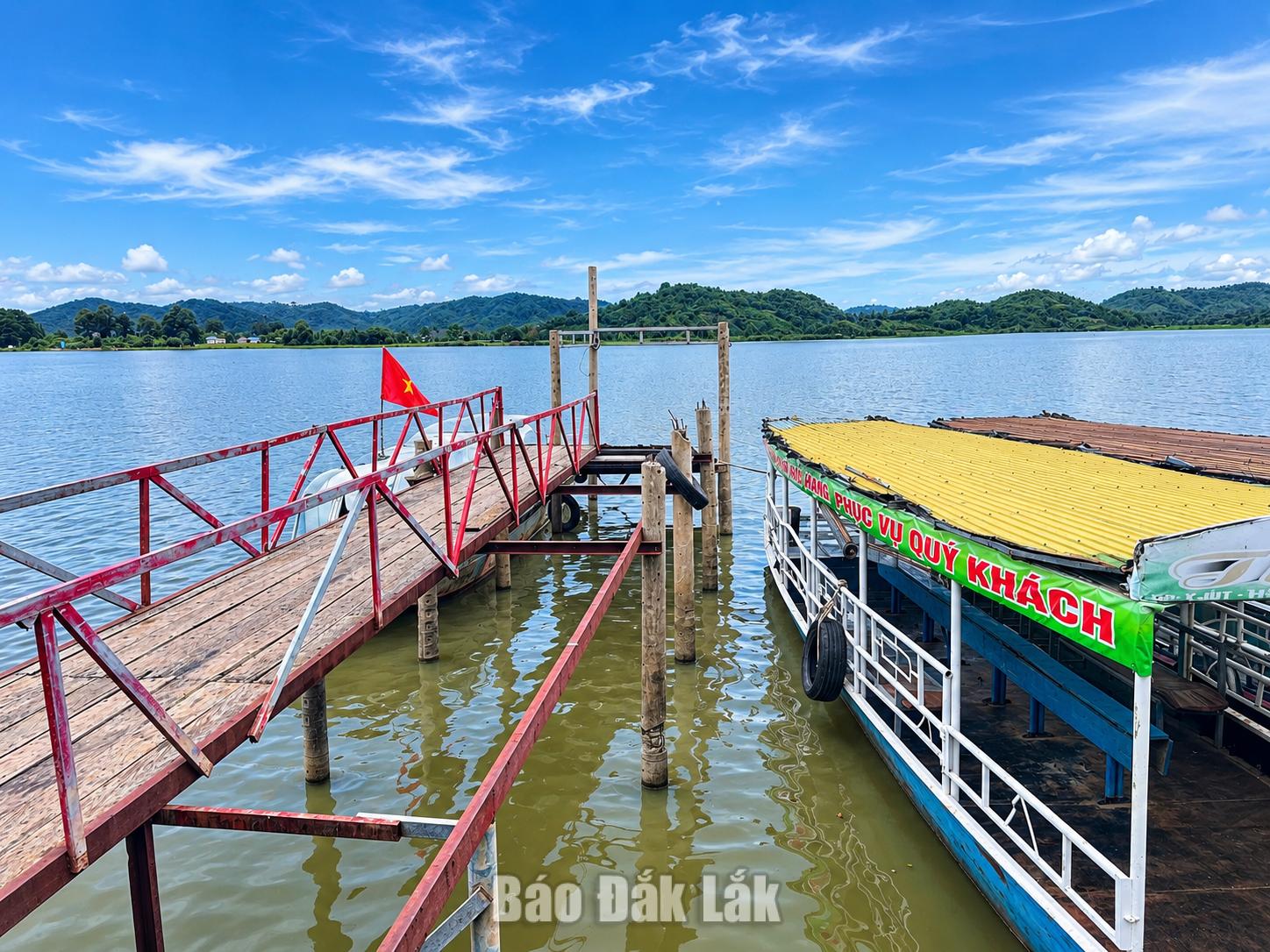 Cơ quan chức năng yêu cầu tháo dỡ bến tàu không phép, trả lại nguyên trạng khu vực hồ Lắk.