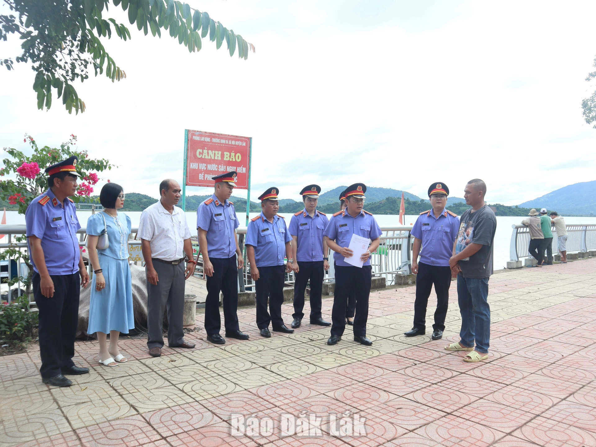 Đại diện Viện KSND Khu vực 6 công bố Quyết định số 09/QĐ-VKSKV6, yêu cầu gia đình ông T.V.H. tháo dỡ bến tàu xây dựng trái phép tại hồ Lắk.