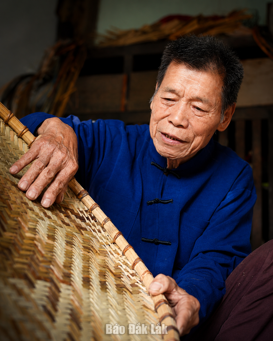 Nghệ nhân Lang Văn Ọt vẫn miệt mài với nghề đan lát truyền thống của dân tộc Thái dù đã ngoài 70 tuổi.