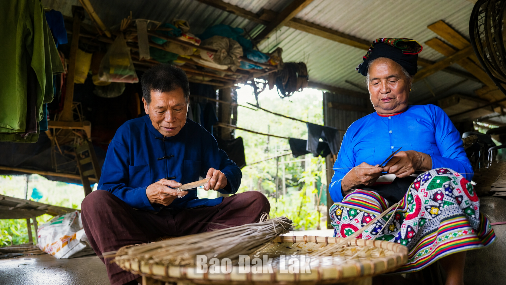 Sinh ra trong gia đình có cha mẹ đều giỏi nghề đan lát, từ nhỏ ông đã theo cha học cách chọn tre, chẻ nan, vót lạt và các kỹ thuật đan truyền thống. Khoảng 15 tuổi, ông đã thành thạo nghề và gắn bó với công việc này cho đến hôm nay.