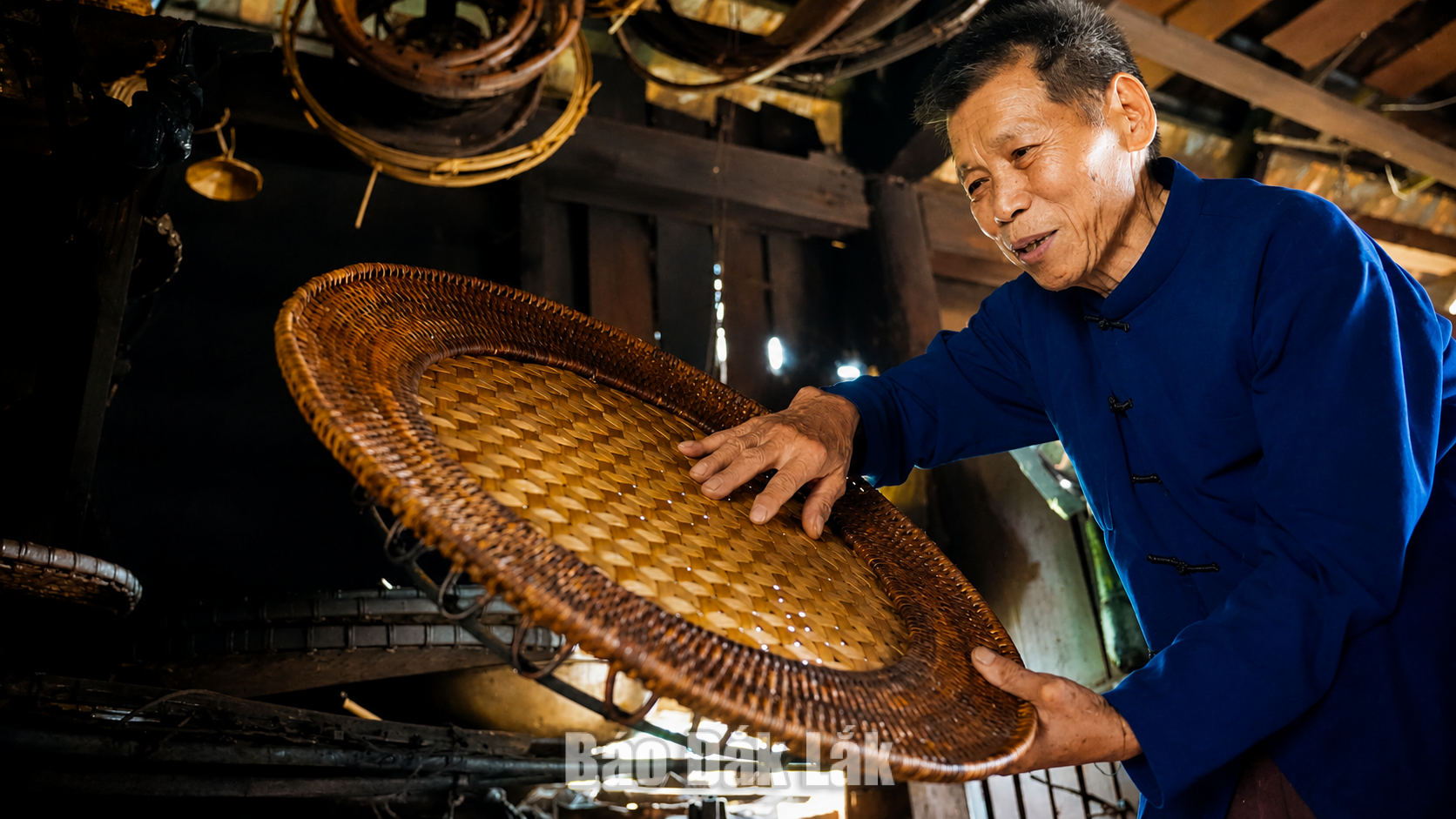 Ngoài việc sử dụng trong bữa cơm gia đình, chiếc mâm còn là vật phẩm trang trọng để bày biện lễ vật trong các nghi lễ, thể hiện nét đẹp văn hóa truyền thống được gia đình và dòng họ gìn giữ qua nhiều thế hệ.1