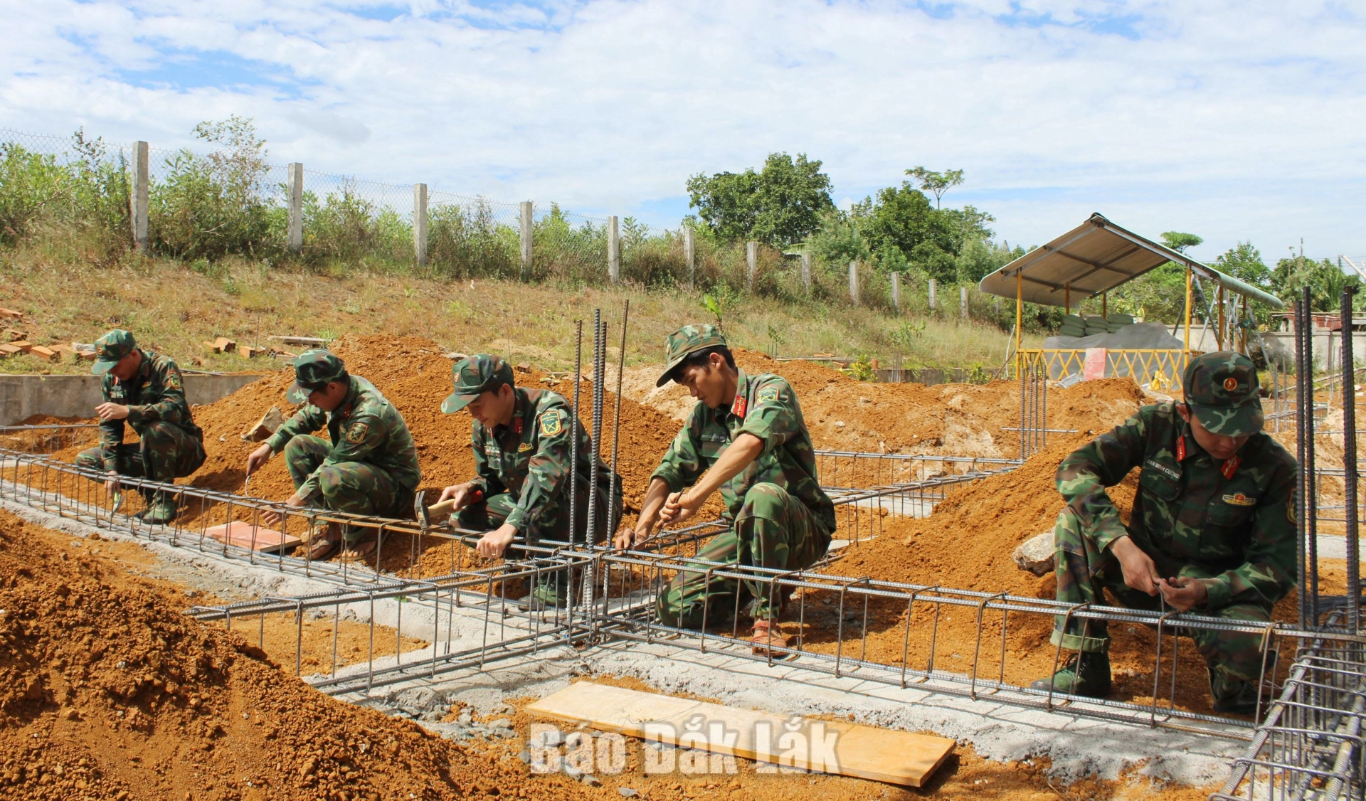Cán bộ, chiến sĩ Lữ đoàn Đặc công 198 cẩn trọng gia công, buộc khung thép móng cho công trình.