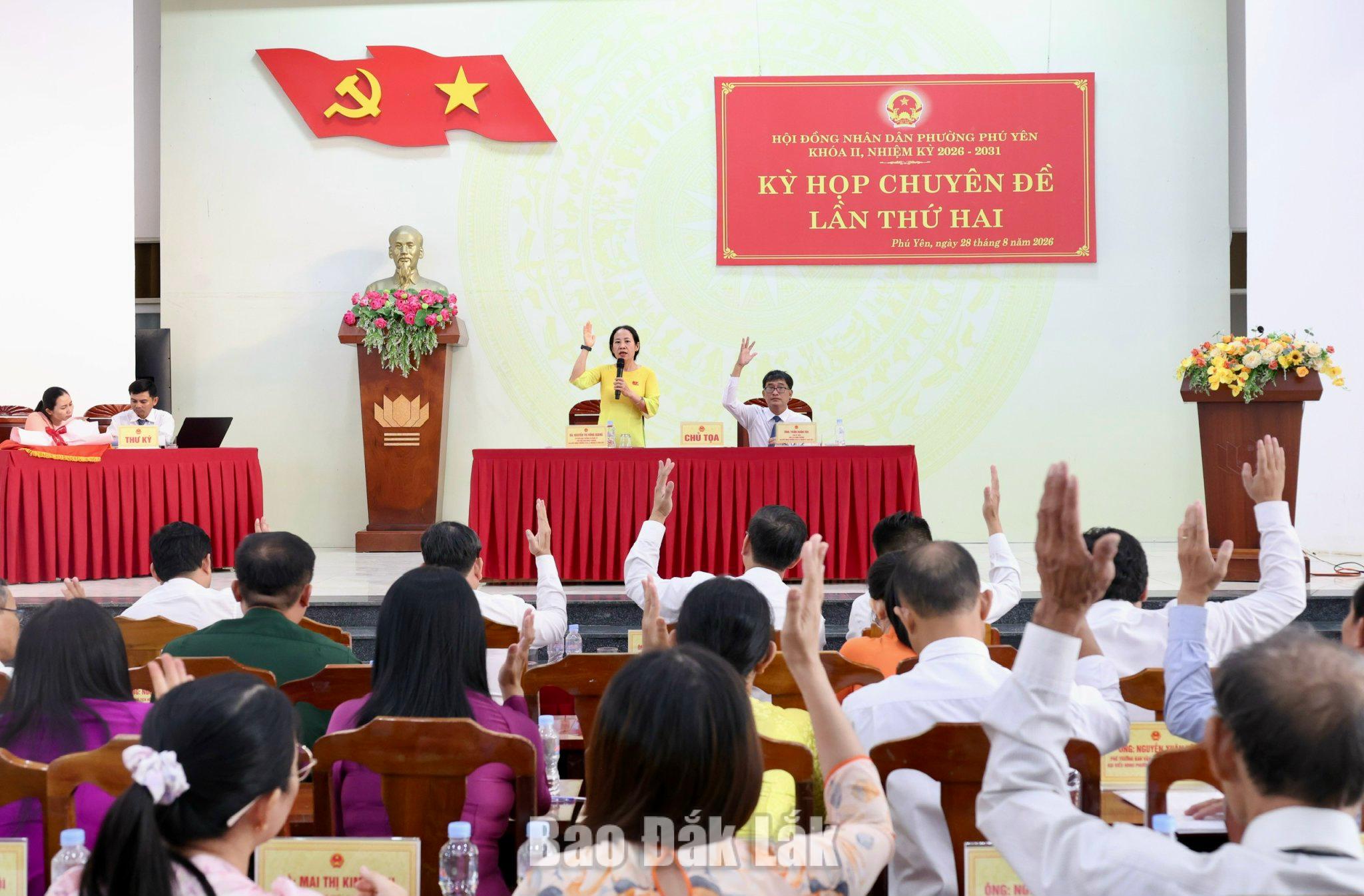 Đại biểu HĐND phường Phú Yên biểu quyết thông qua nghị quyết tại kỳ họp.
