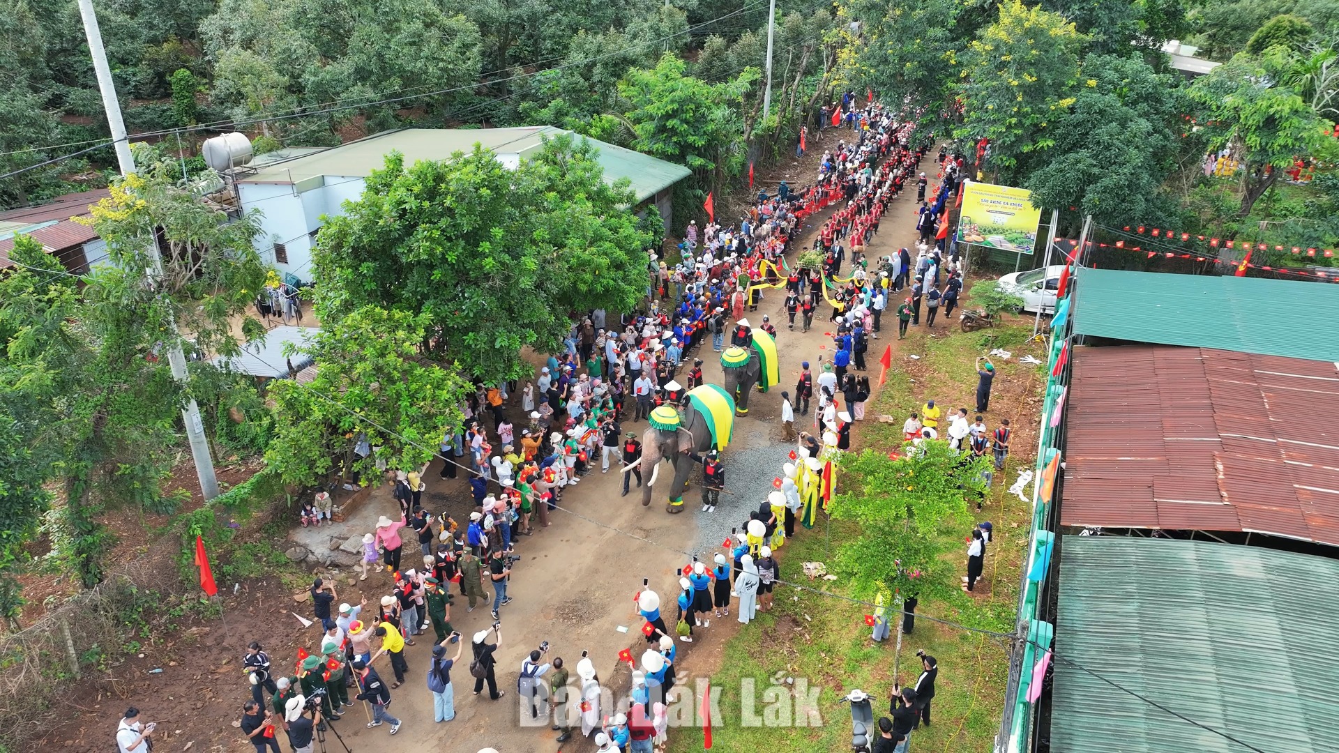As one of the provincial key durian-growing areas, Ea Knuec Commune held a procession ceremony for the “Durian Queen” palanquin.
