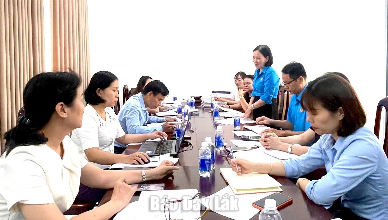 Chủ tịch Công đoàn cơ sở Bệnh viện Y học cổ truyền tỉnh phát biểu tại buổi giám sát. 