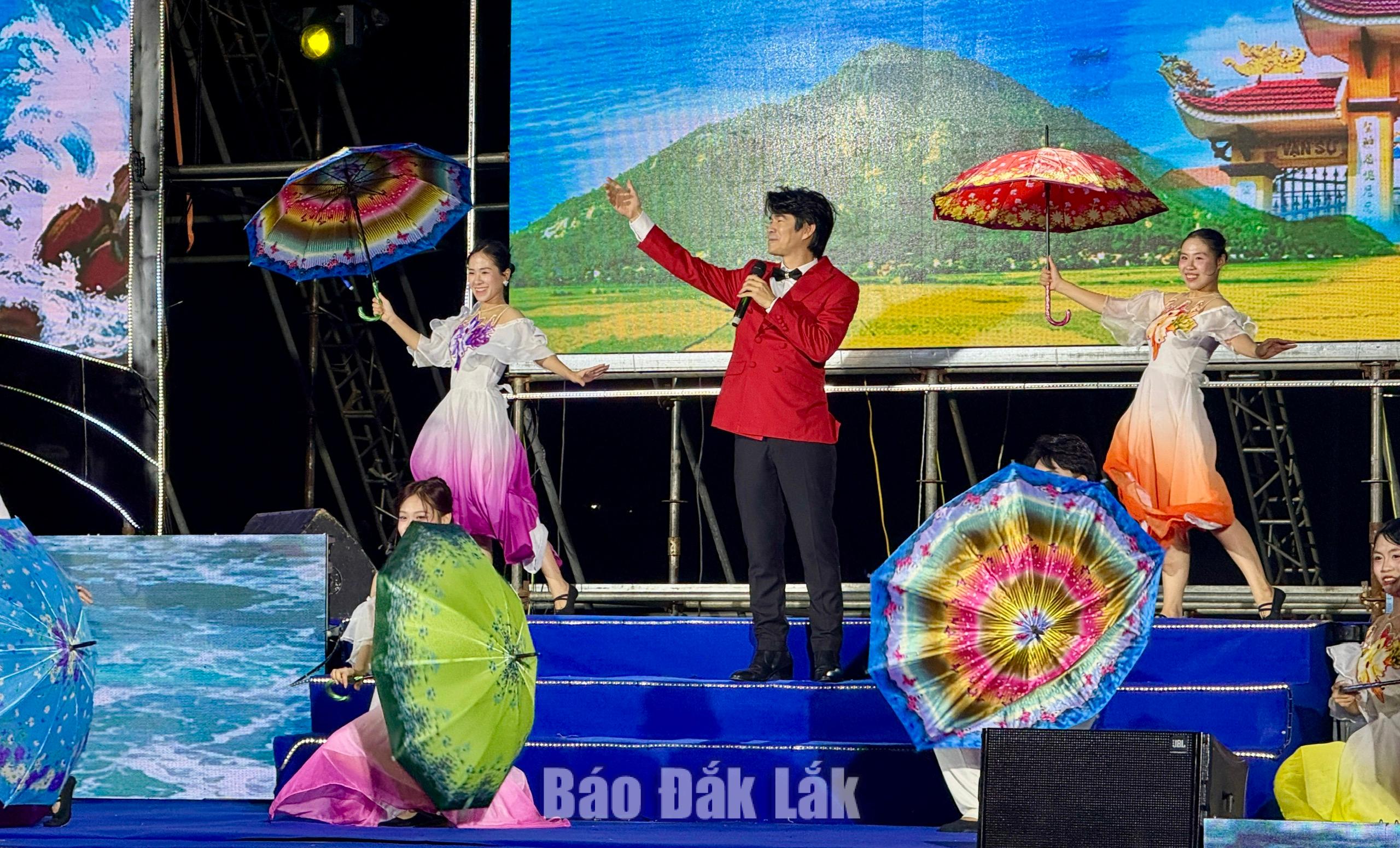 Chương trình nghệ thuật “Say Binh Kien” giới thiệu đến người dân và du khách nhiều ca khúc viết về quê hương Bình Kiến