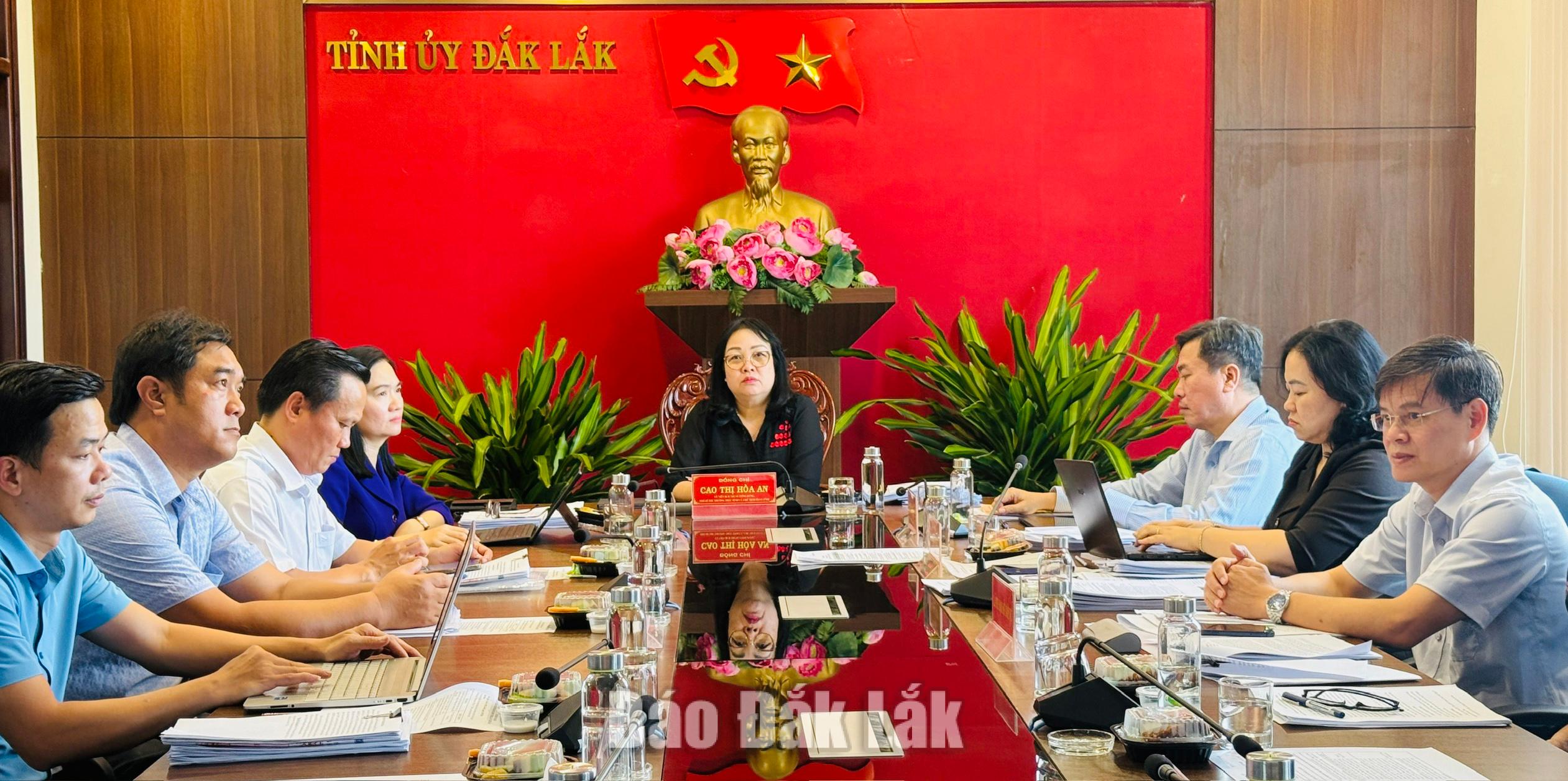 Đồng chí Cao Thị Hòa An, Ủy viên Trung ương Đảng, Phó Bí thư Thường trực Tỉnh ủy, Chủ tịch HĐND tỉnh và các đồng chí Ủy viên Ban Thường vụ Tỉnh ủy dự hội nghị tại trụ sở Tỉnh ủy cơ sở 2.