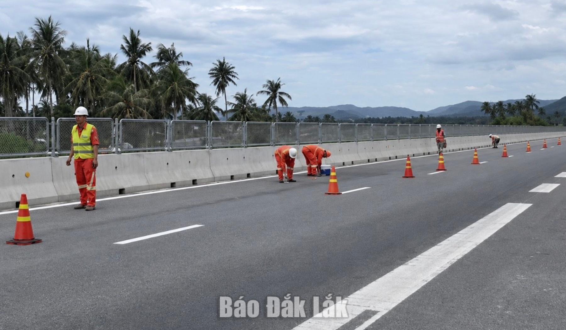 Các lực lượng chức năng tổ chức thu dọn vật sắc nhọn trên cao tốc Bắc - Nam đoạn qua Đắk Lắk.