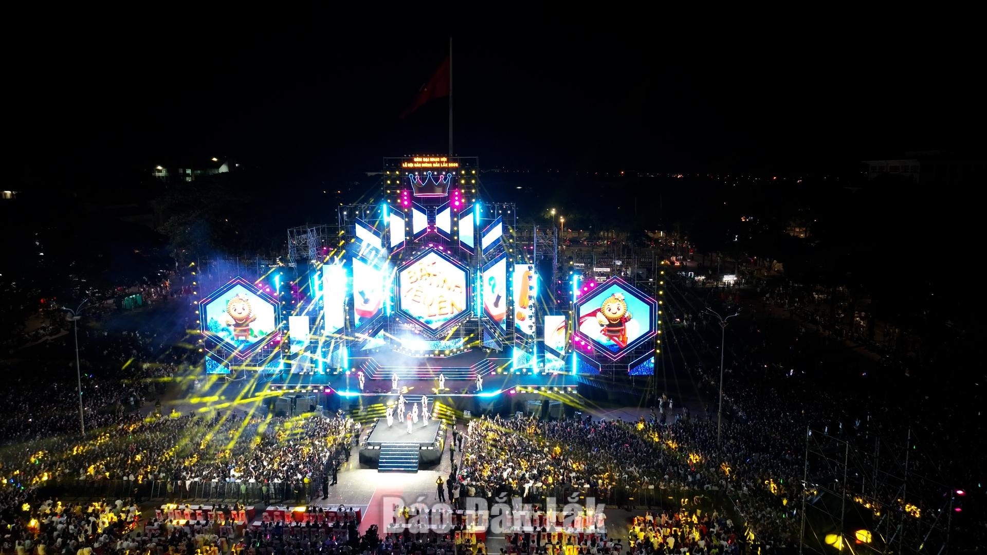 The “Dak Lak - Reaching New Heights, Flourishing” mega concert, featuring numerous singers popular with young audiences, added a youthful dimension to the Festival and helped promote the image of a dynamic Dak Lak rich in cultural identity as well as driven by development aspirations.