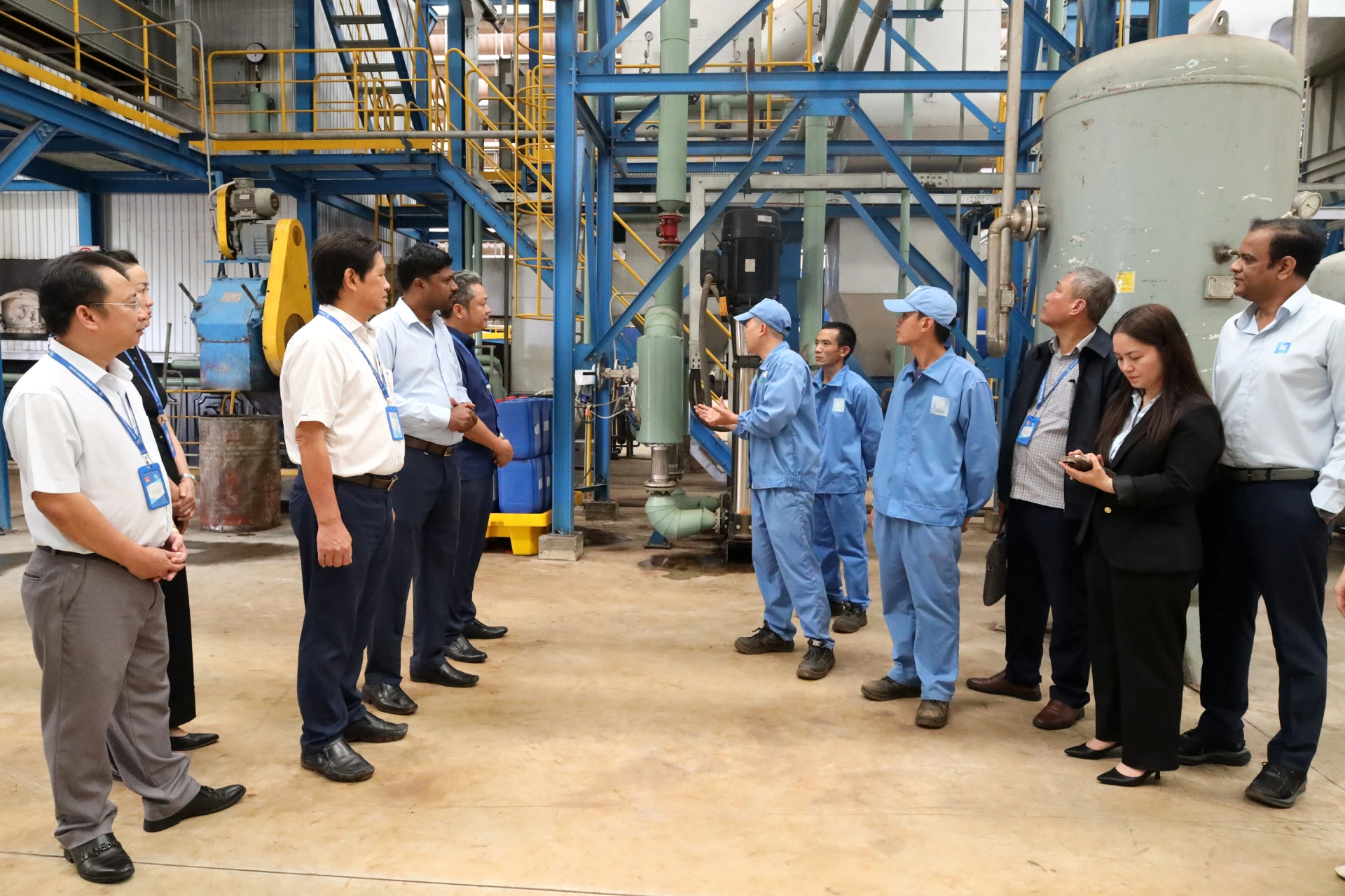 Đoàn công tác của tỉnh Đắk Lắk đến thăm, tìm hiểu hoạt động của Công ty TNHH Cà phê Ngon - doanh nghiệp có vốn đầu tư nước ngoài từ Ấn Độ tại Cụm công nghiệp Cư Kuin, xã Dray Bhăng.